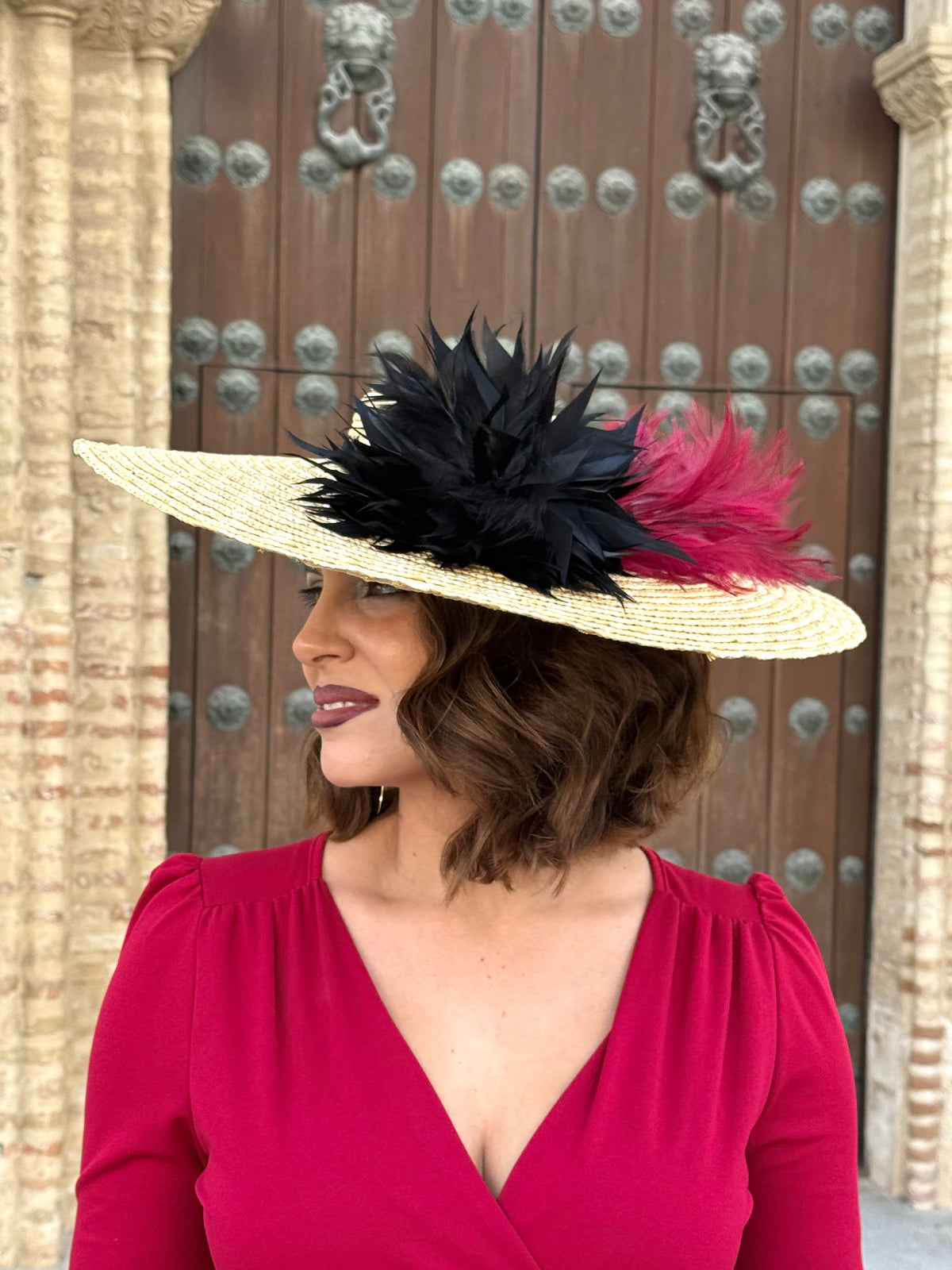 Pamela de invitada con plumas Granate/Negra