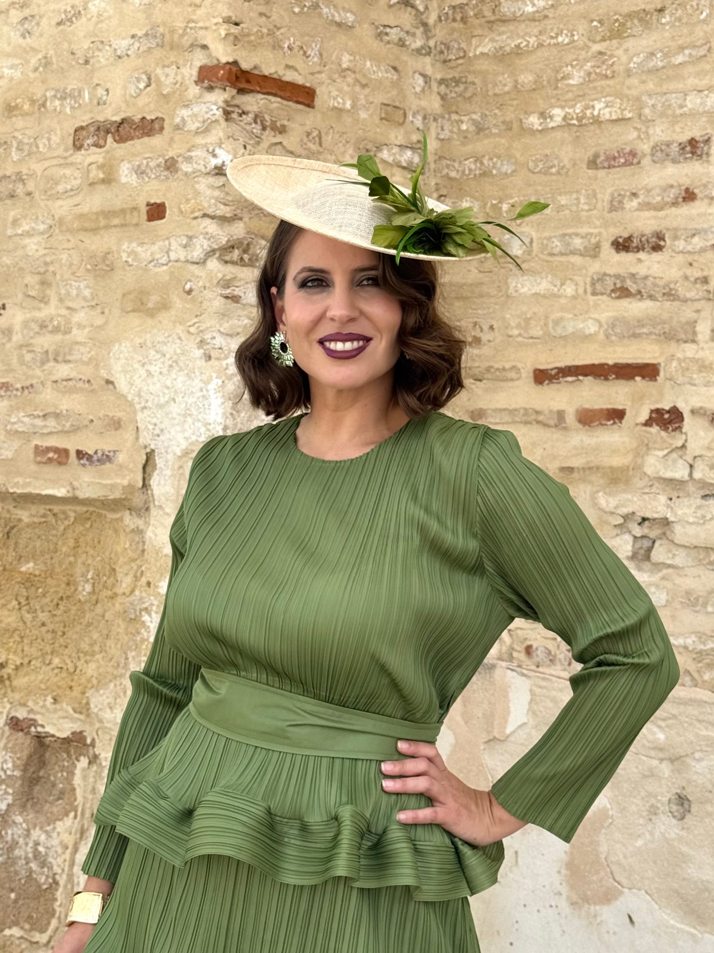 Tocado de Sinamay Natural con Plumas Verdes