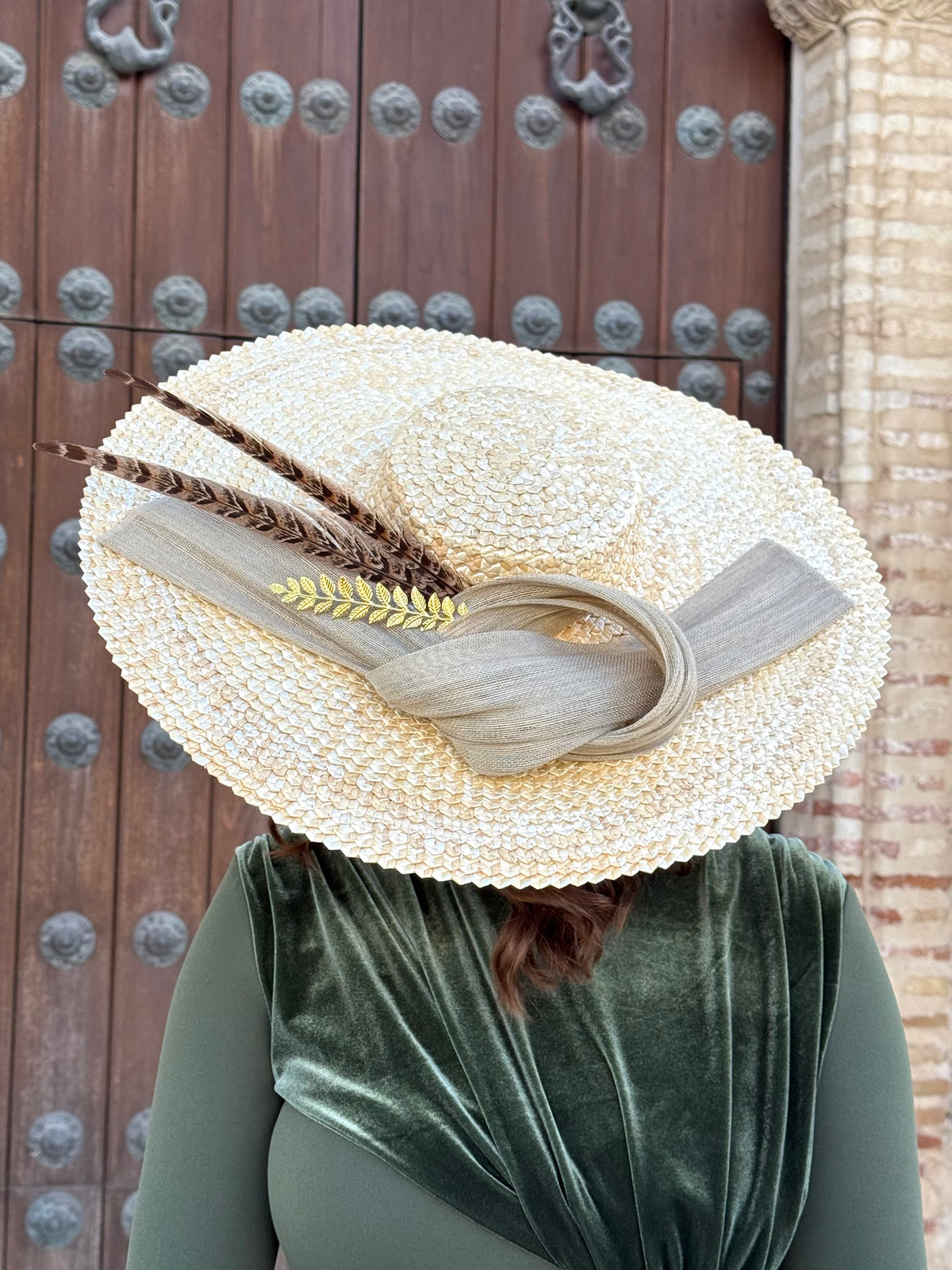 Pamela Leonor natural con lazada beige y plumas