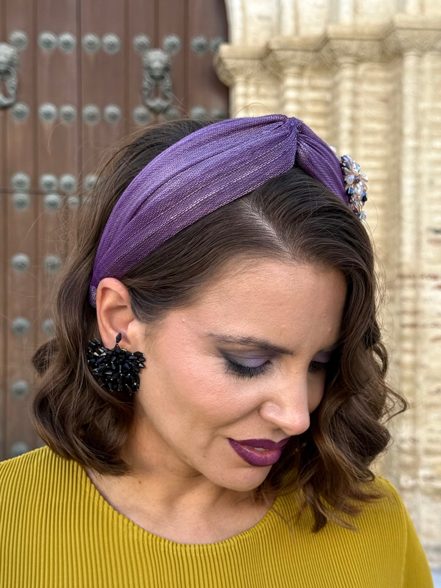 Diadema de sinamay con pedrería Morado