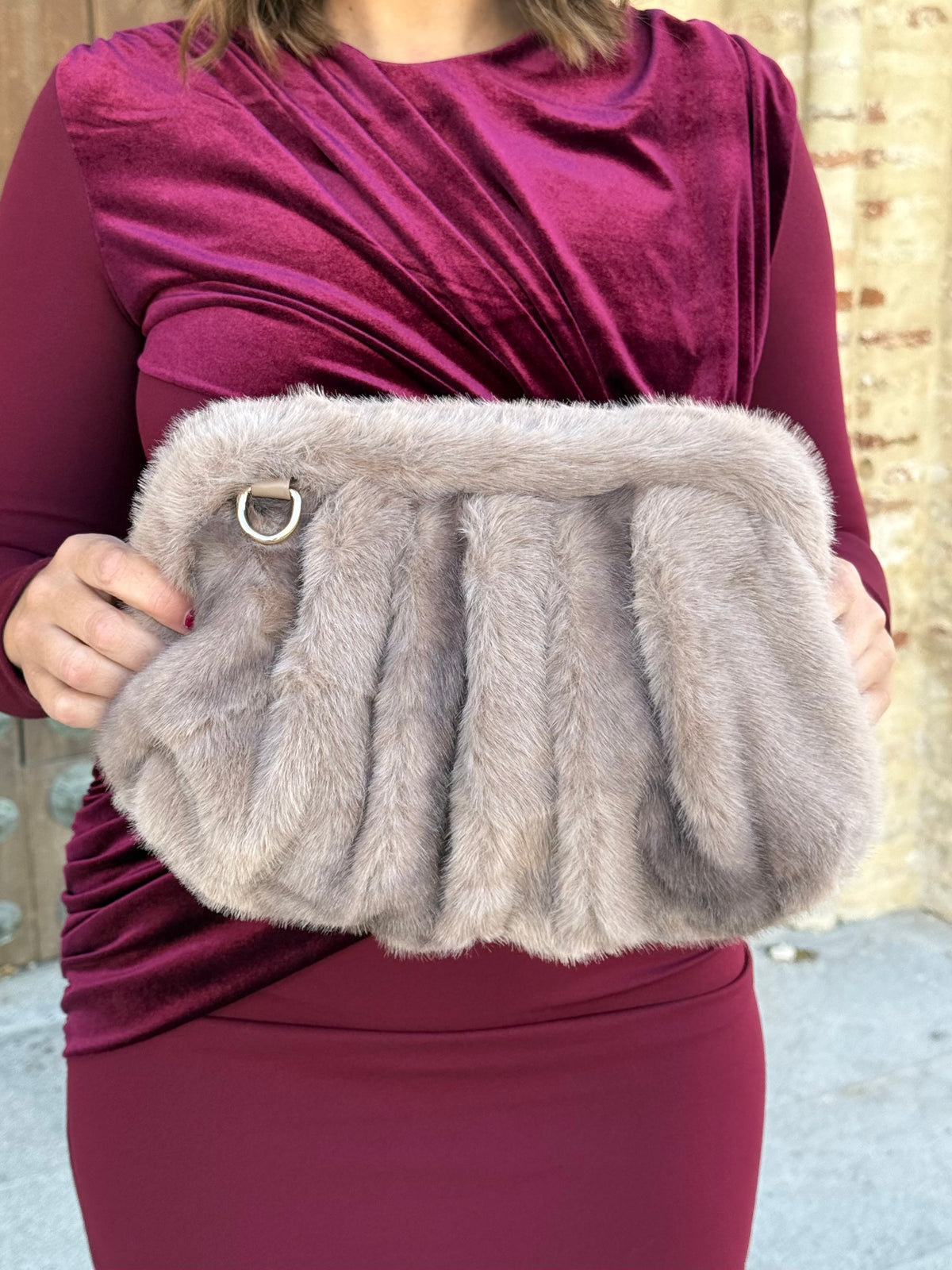 Bolso de fiesta de pelo con diseño fruncido Topo Claro