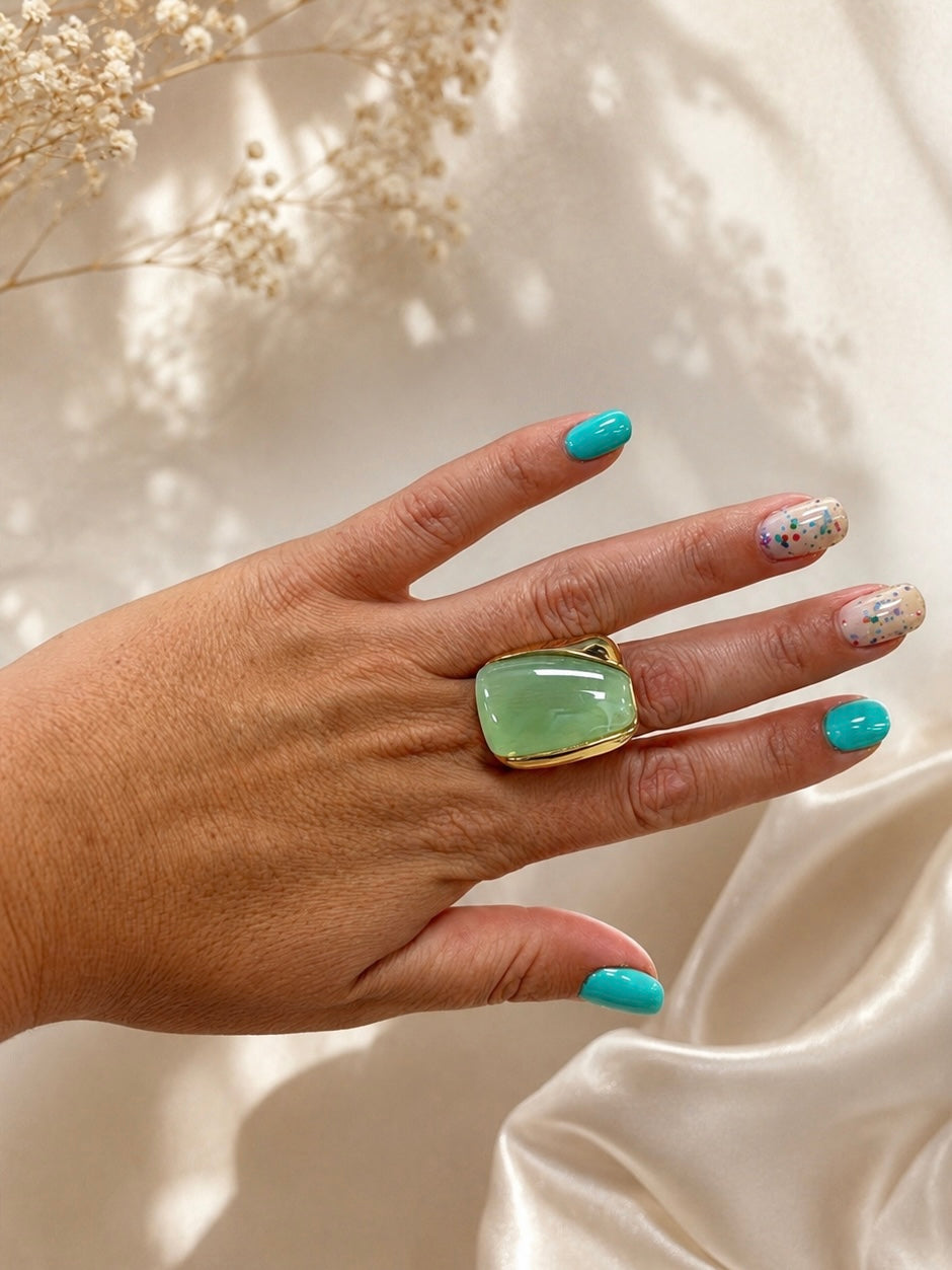 Anillo dorado con piedra verde agua