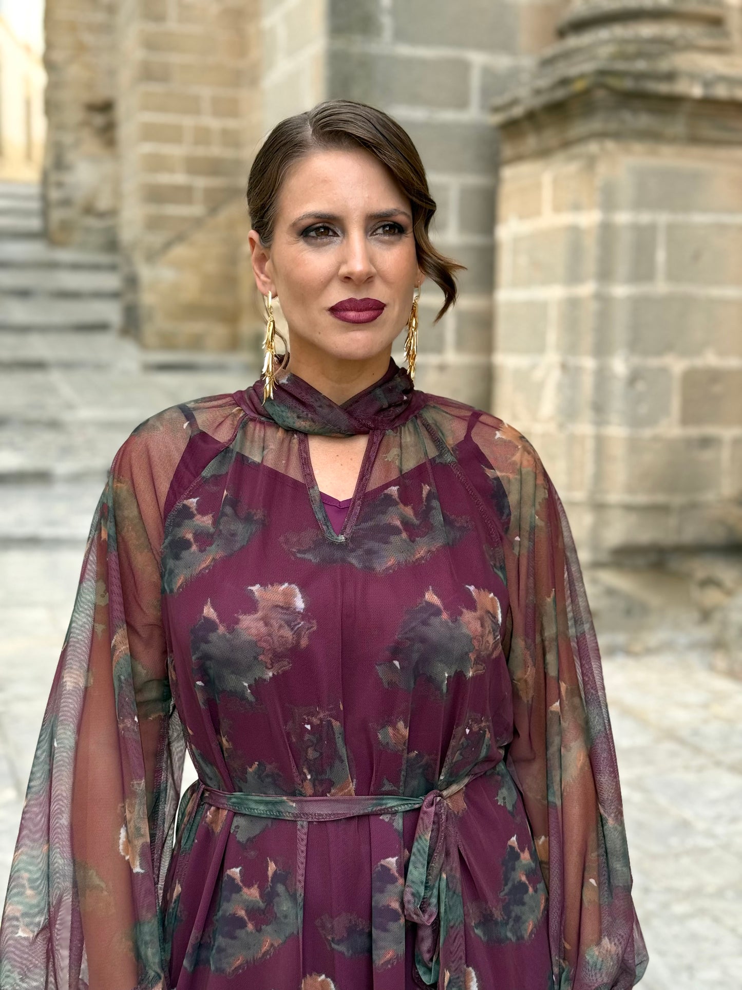 Vestido midi de tul burdeos con estampado floral