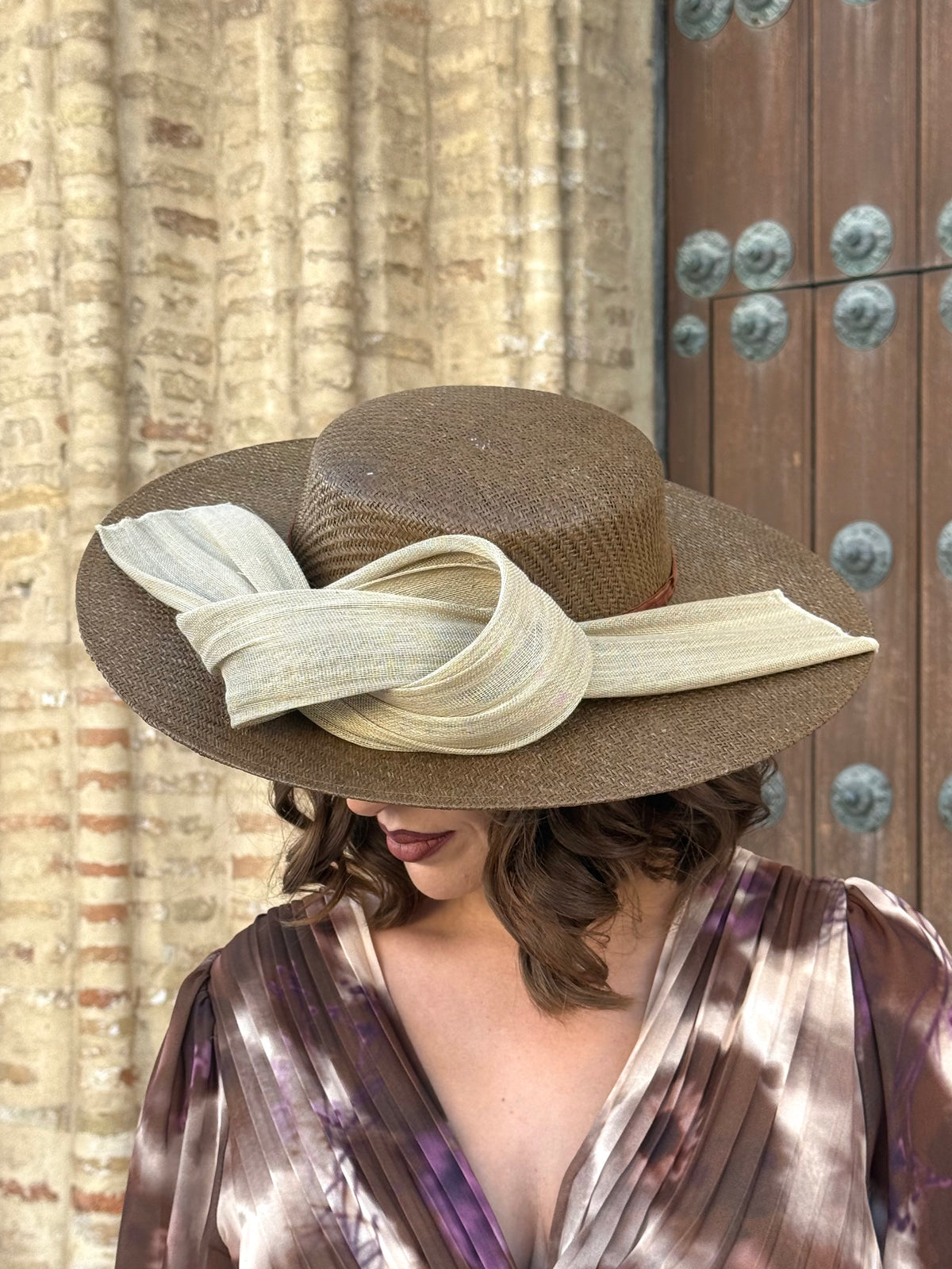 Pamela de Fiesta Marrón en Natural con Lazo beige