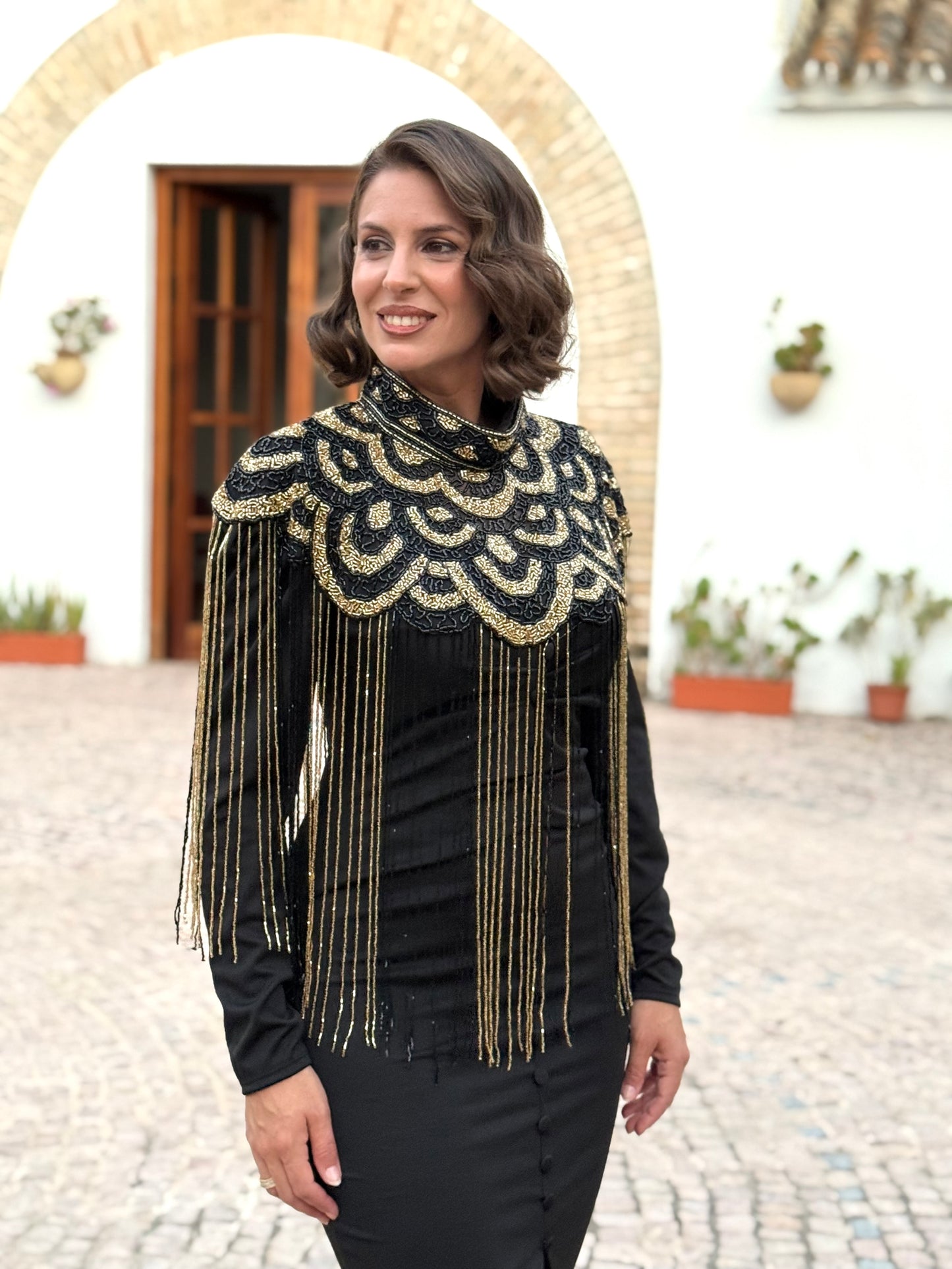 Capa de pedrería Dorada/Negra