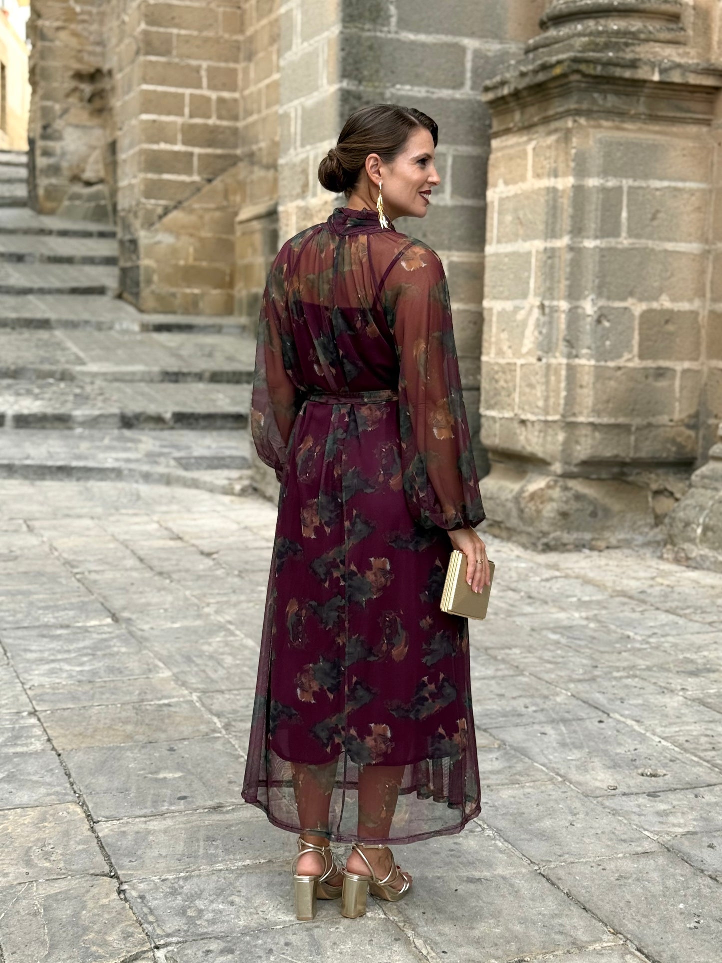 Vestido midi de tul burdeos con estampado floral