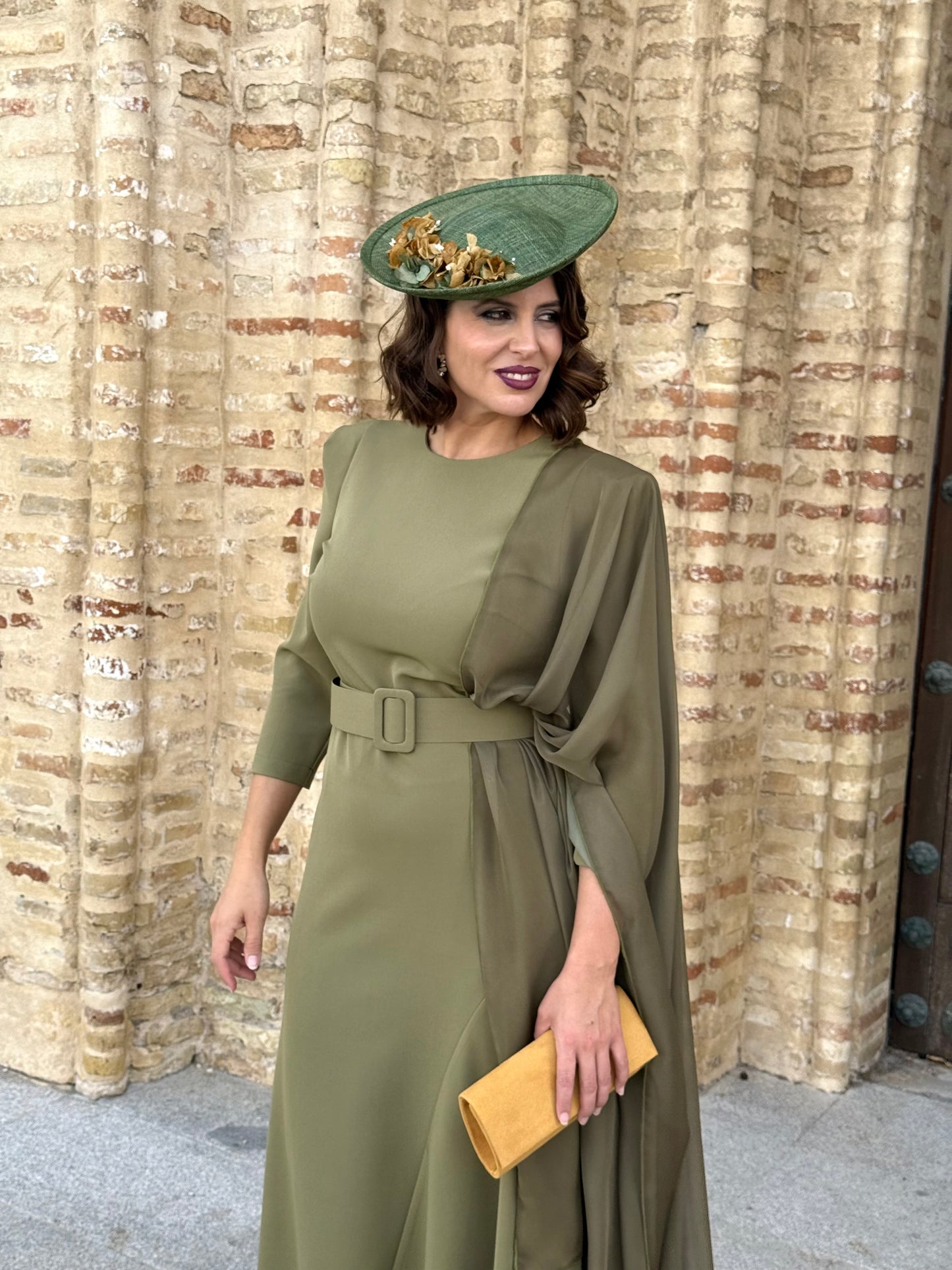 Tocado de Sinamay Verde Oliva con Flores