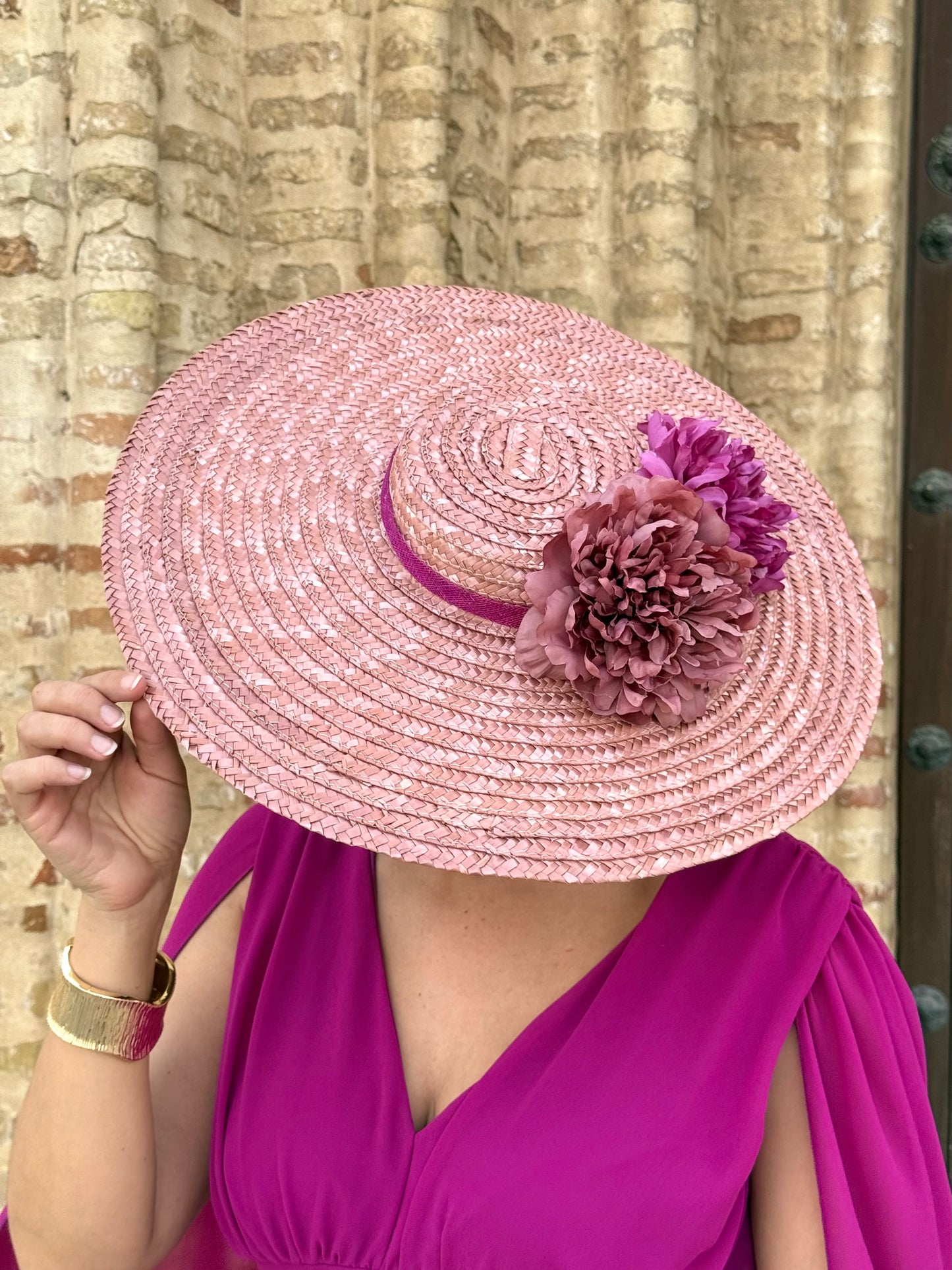 Pamela rafia rosa empolvado con flores buganvilla y maquillaje