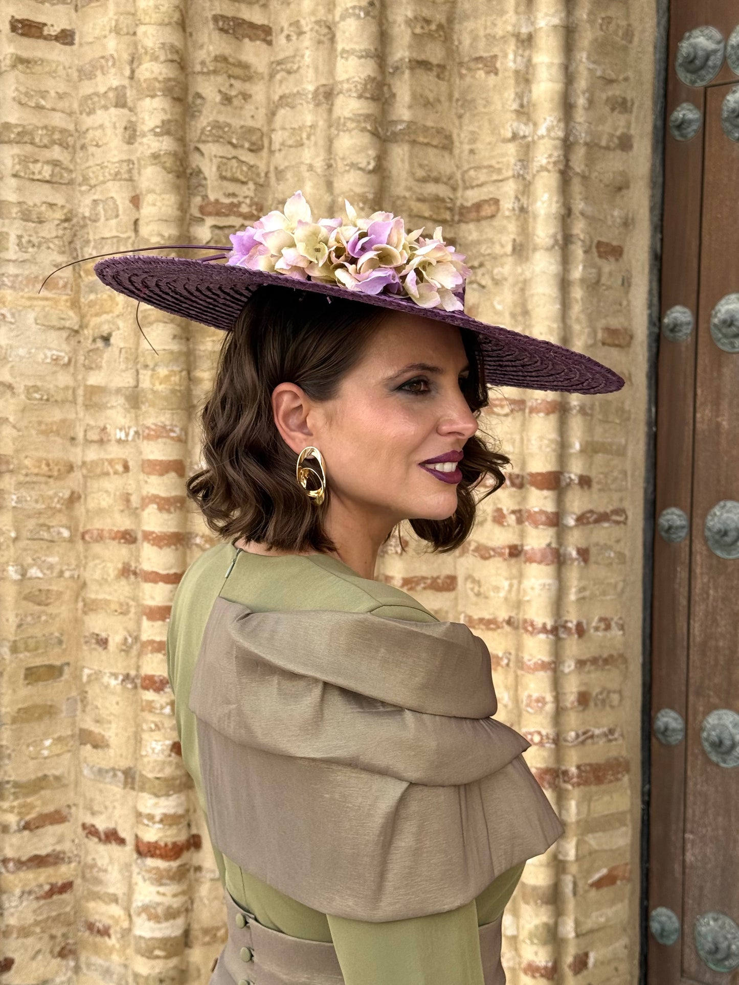 Pamela de rafia morada con flores
