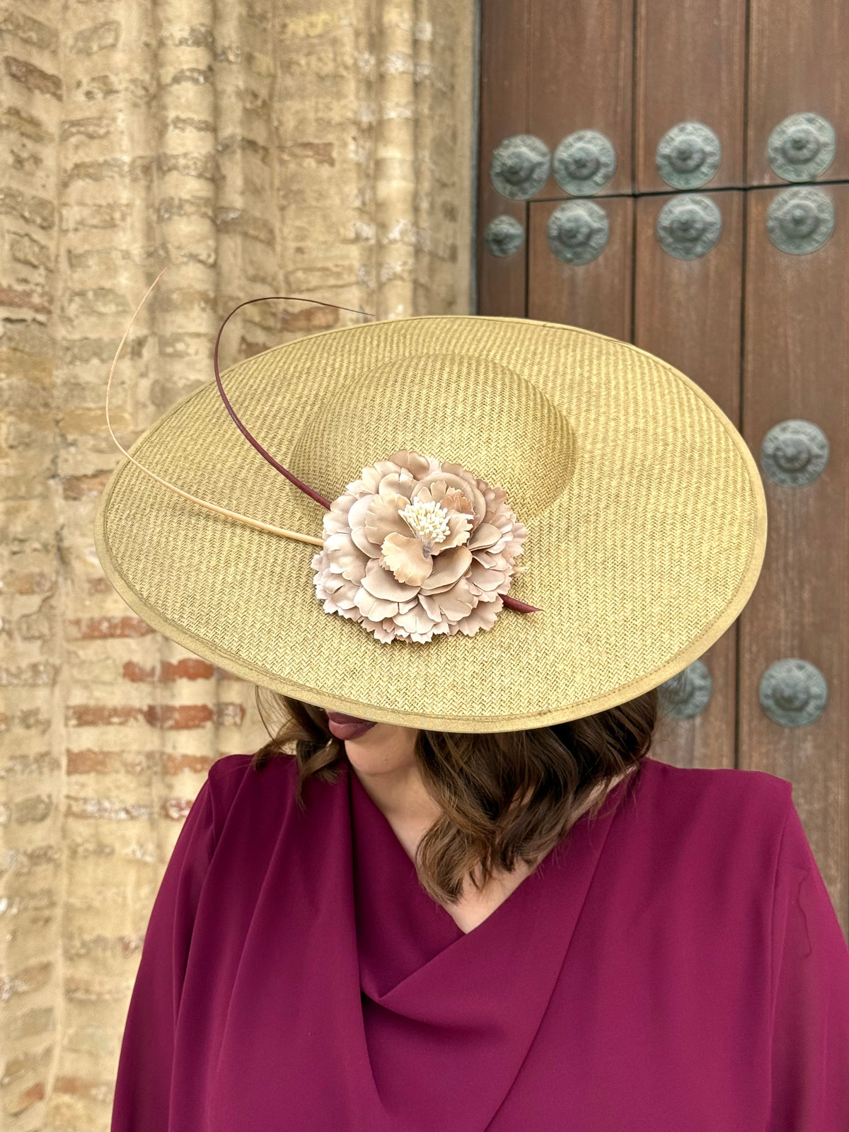 Pamela de Fiesta Aurelia con Flor Nude y Detalles Marrón