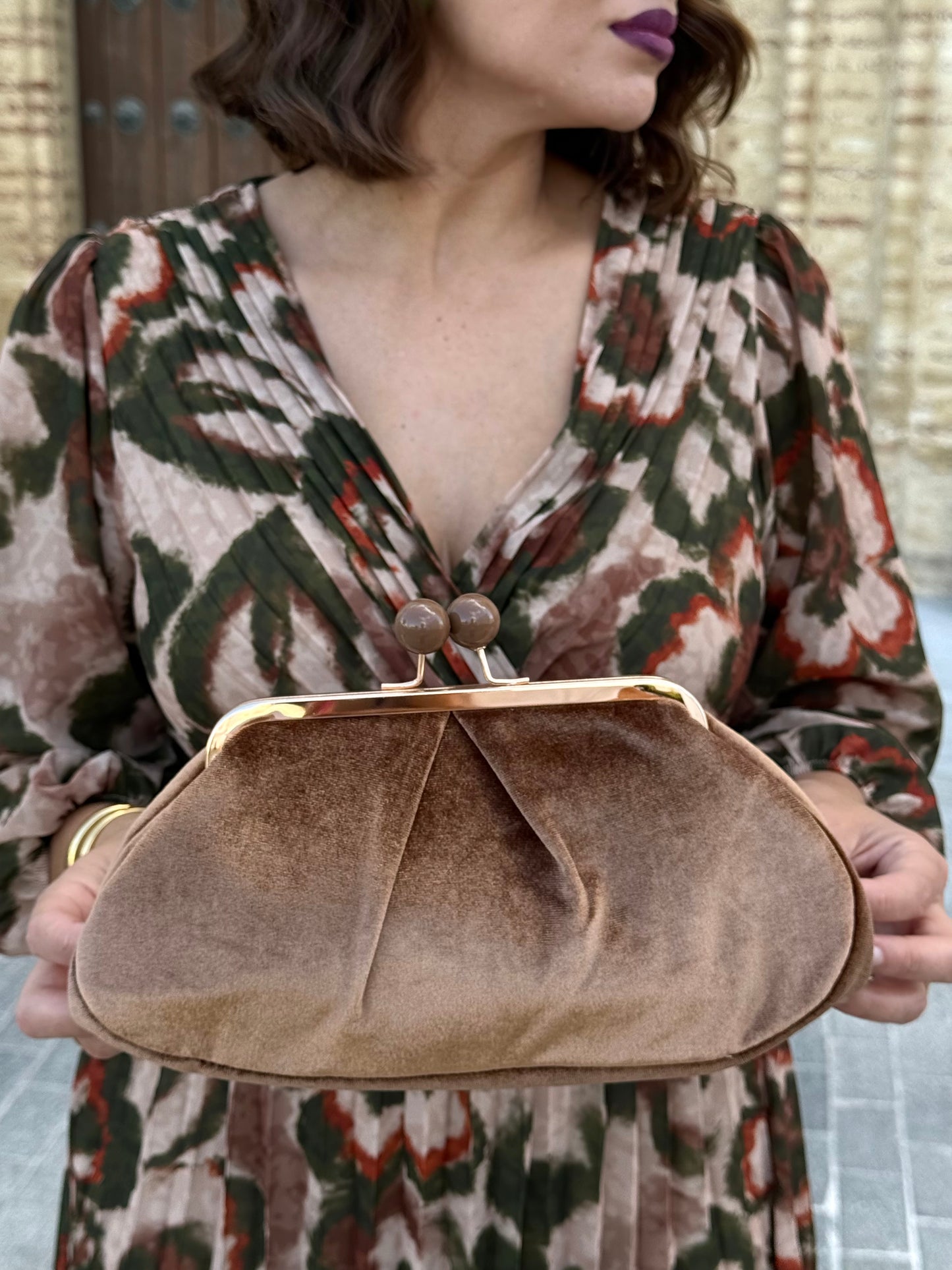 Bolso Clutch de Terciopelo Camel