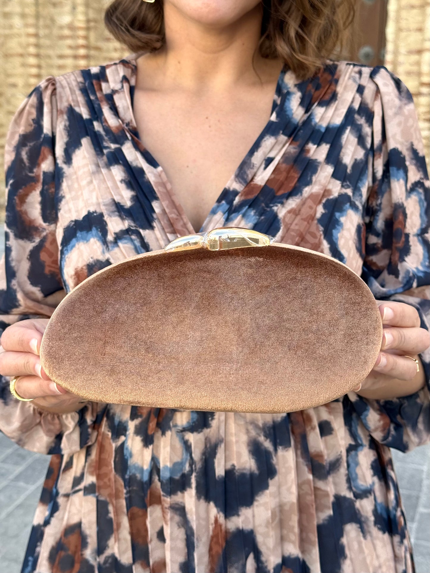 Bolso Clutch Ovalado de Terciopelo Camel