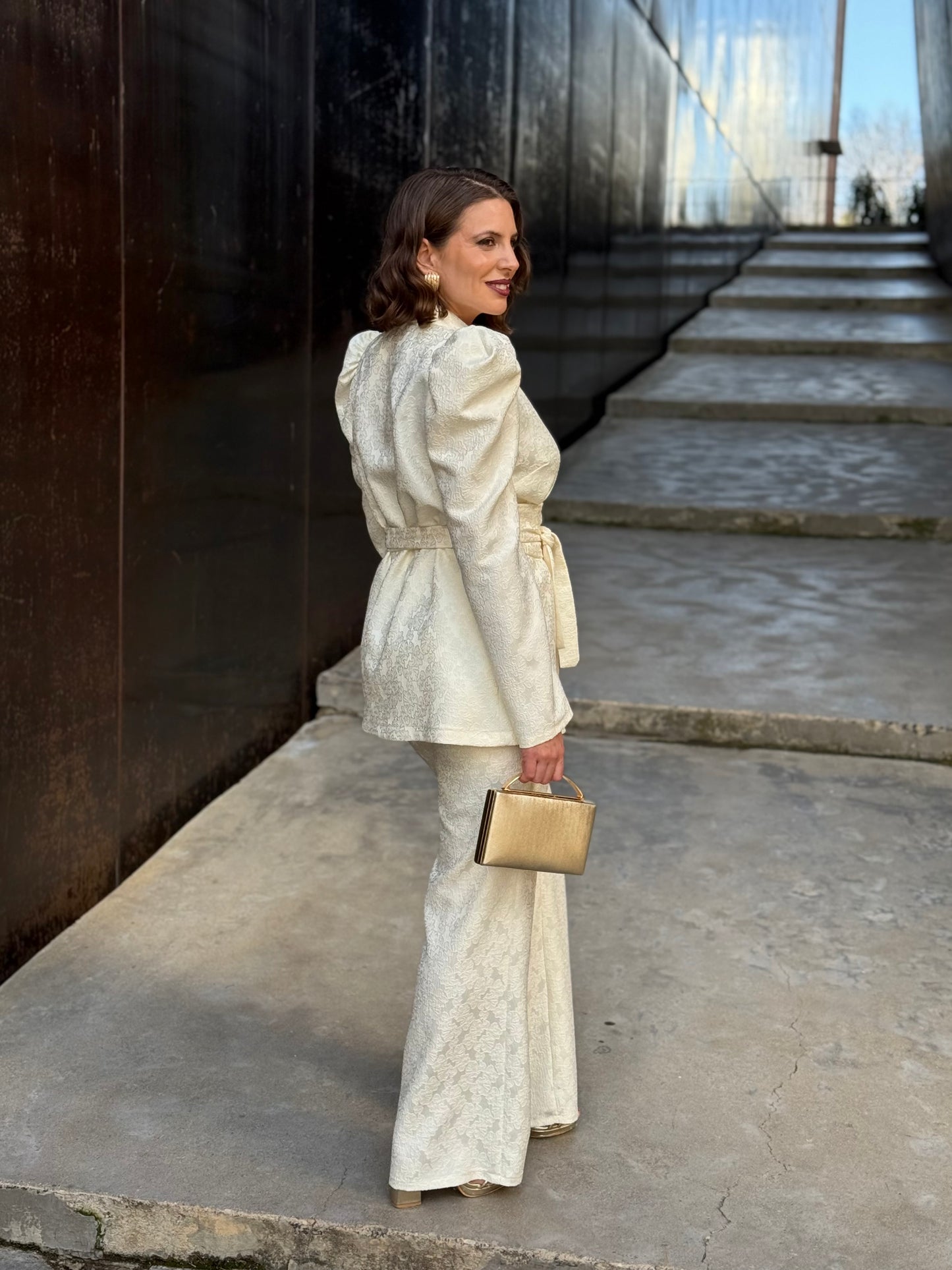 Conjunto blanco roto jacquard con blazer cruzada y pantalón.