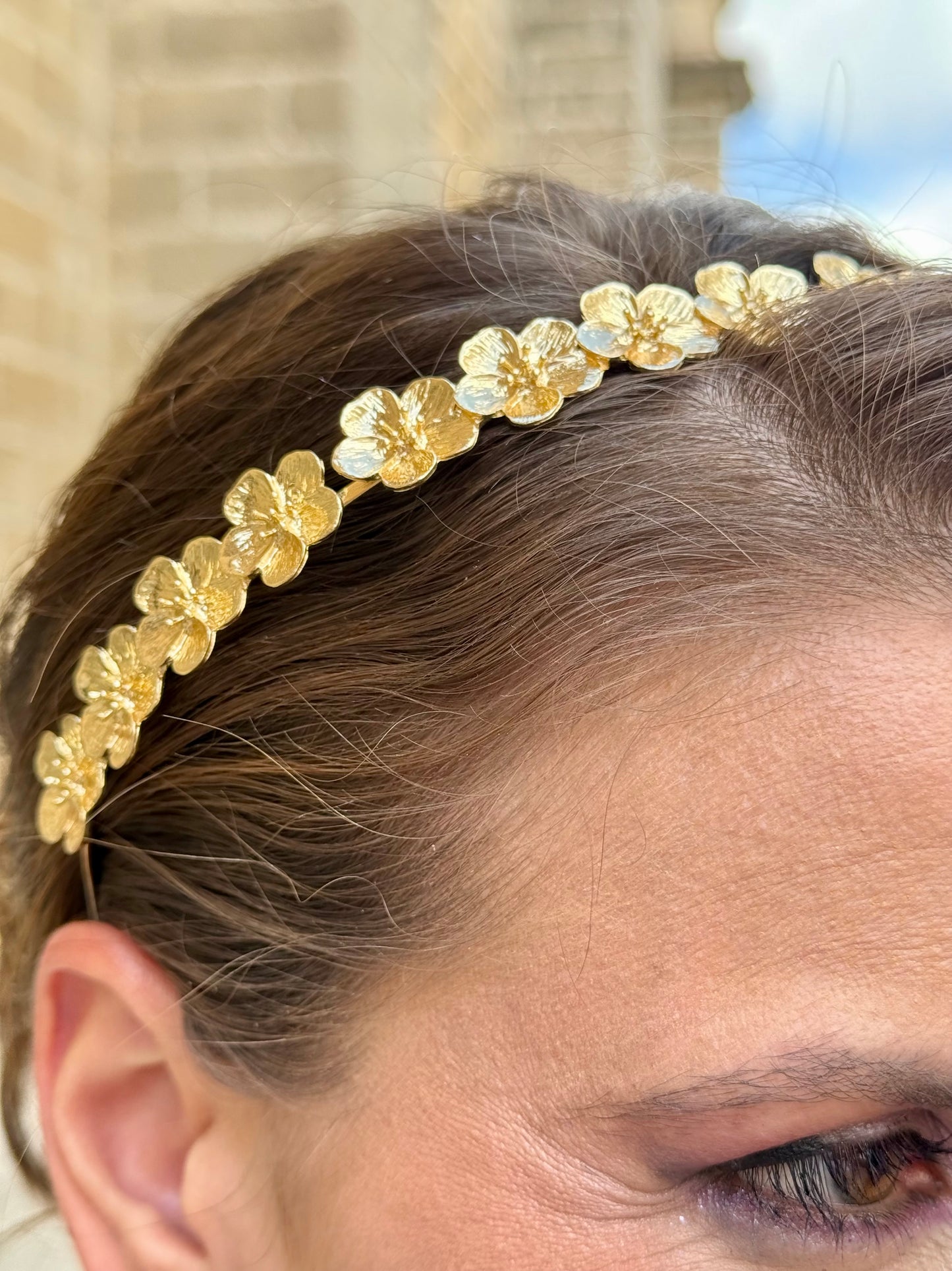 Diadema Metálica Flor Dorada