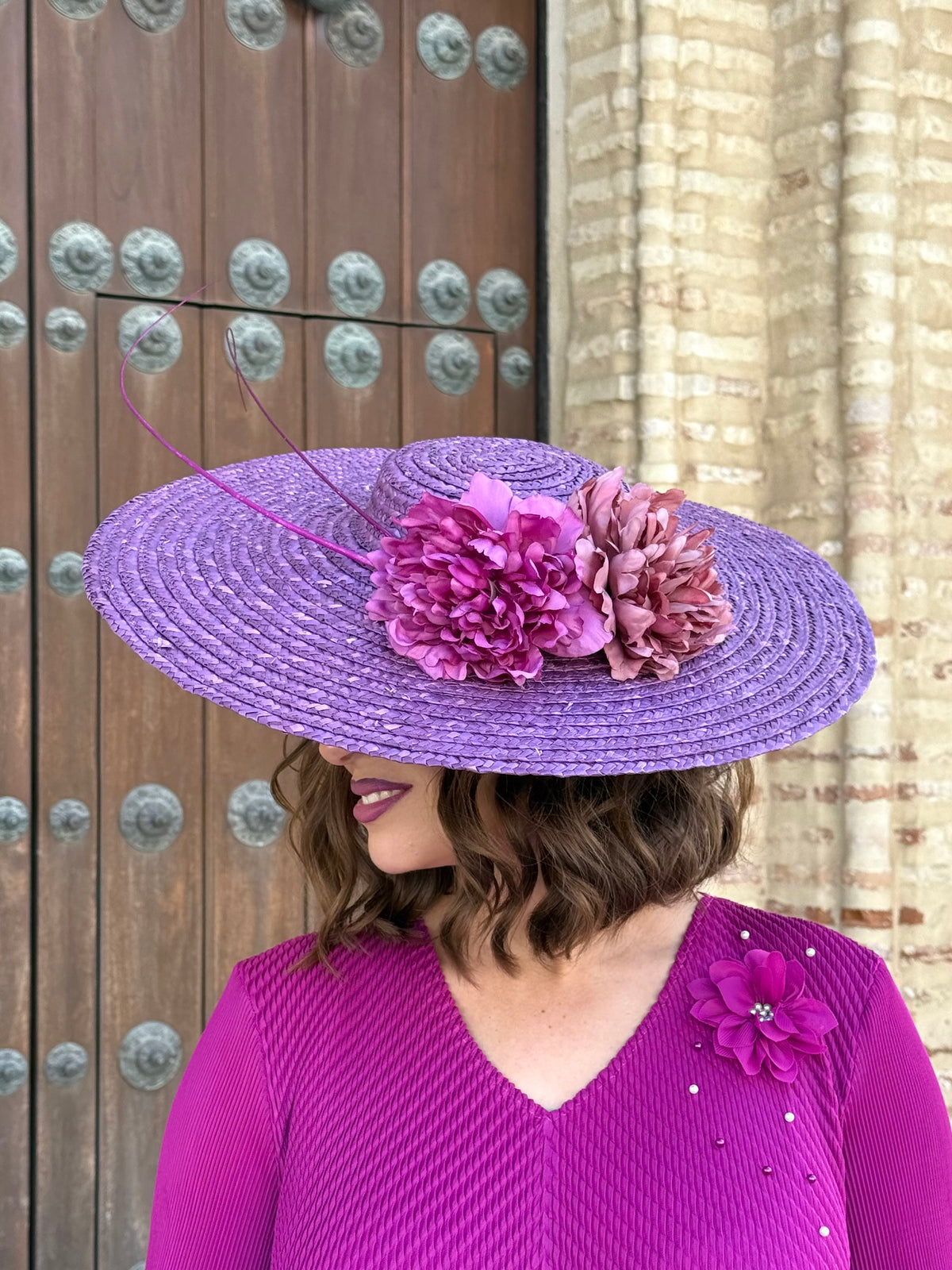 Pamela Violeta morada con flores y plumas decorativas