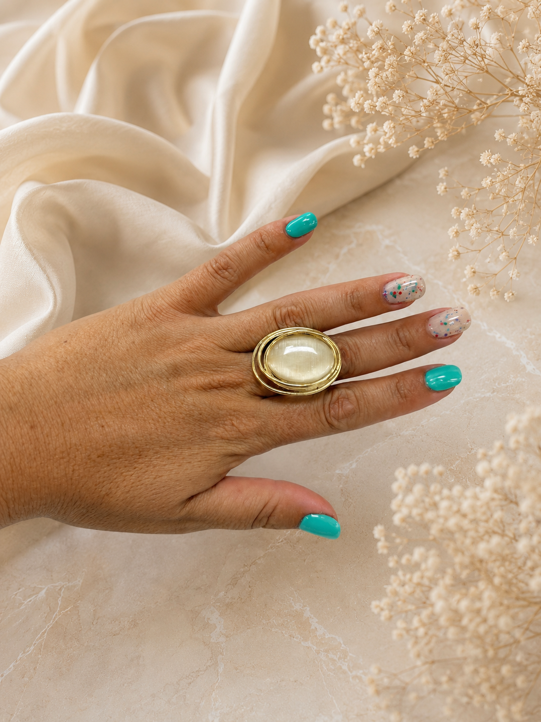 Anillo Dorado con Piedra Nácar