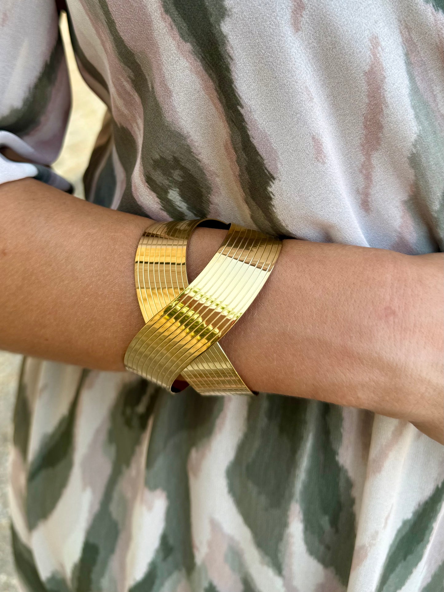 Pulsera Cruzada Dorada