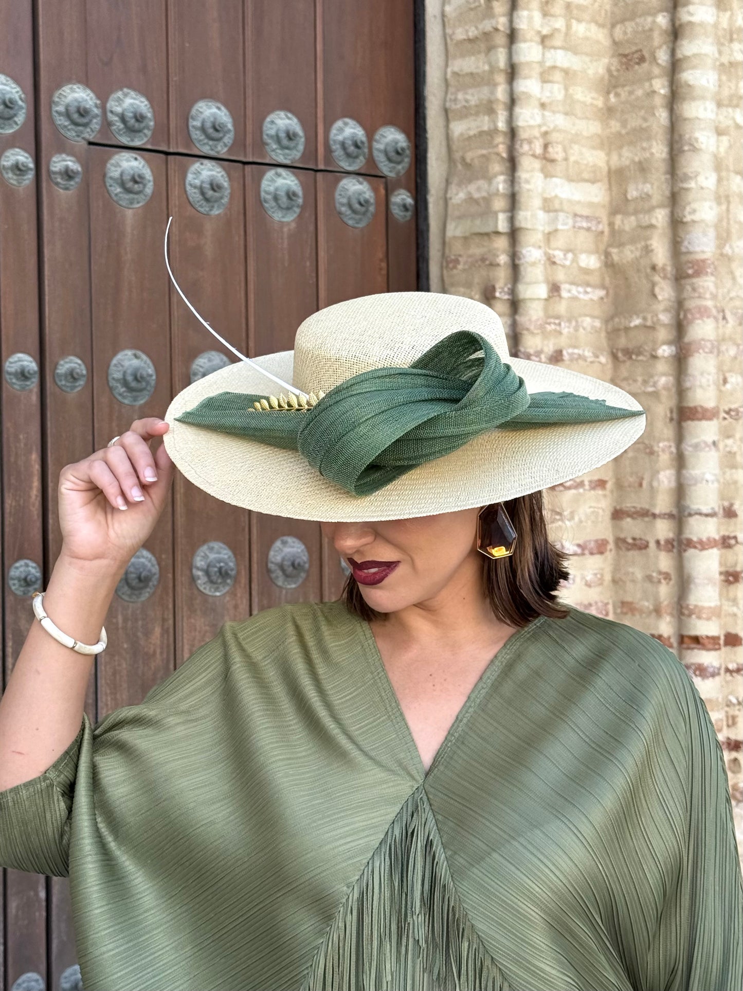 Pamela de invitada con lazada verde