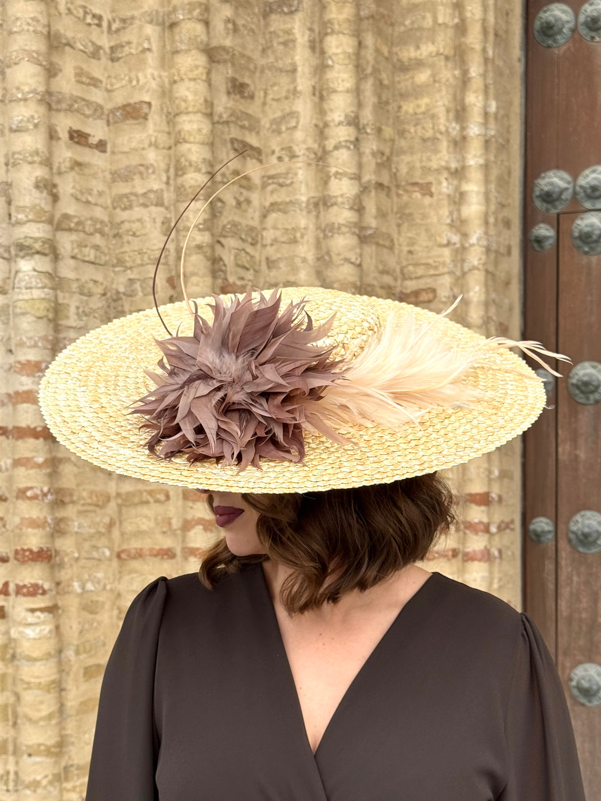 Pamela de Fiesta Avellana Natural con Plumas en Tonos Taupe y Champagne