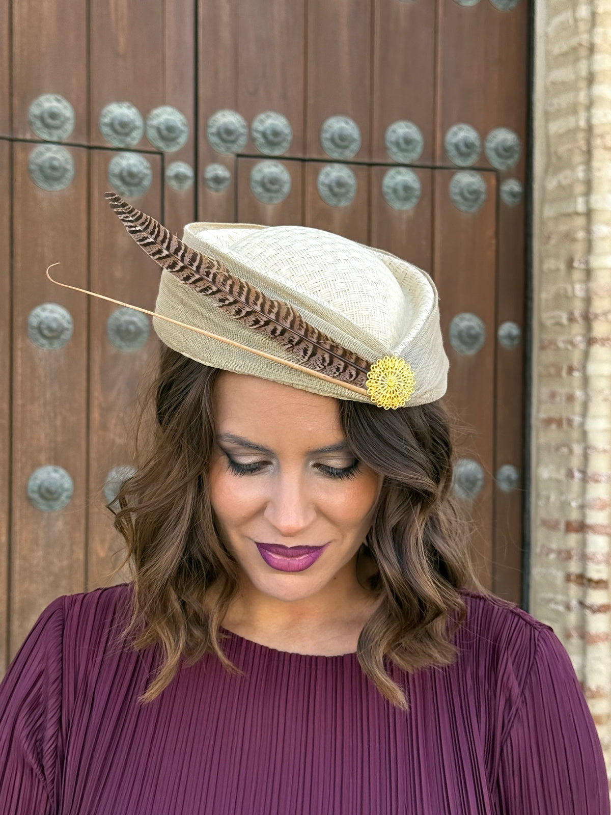 Tocado Inés tipo casquete beige con pluma y adorno dorado