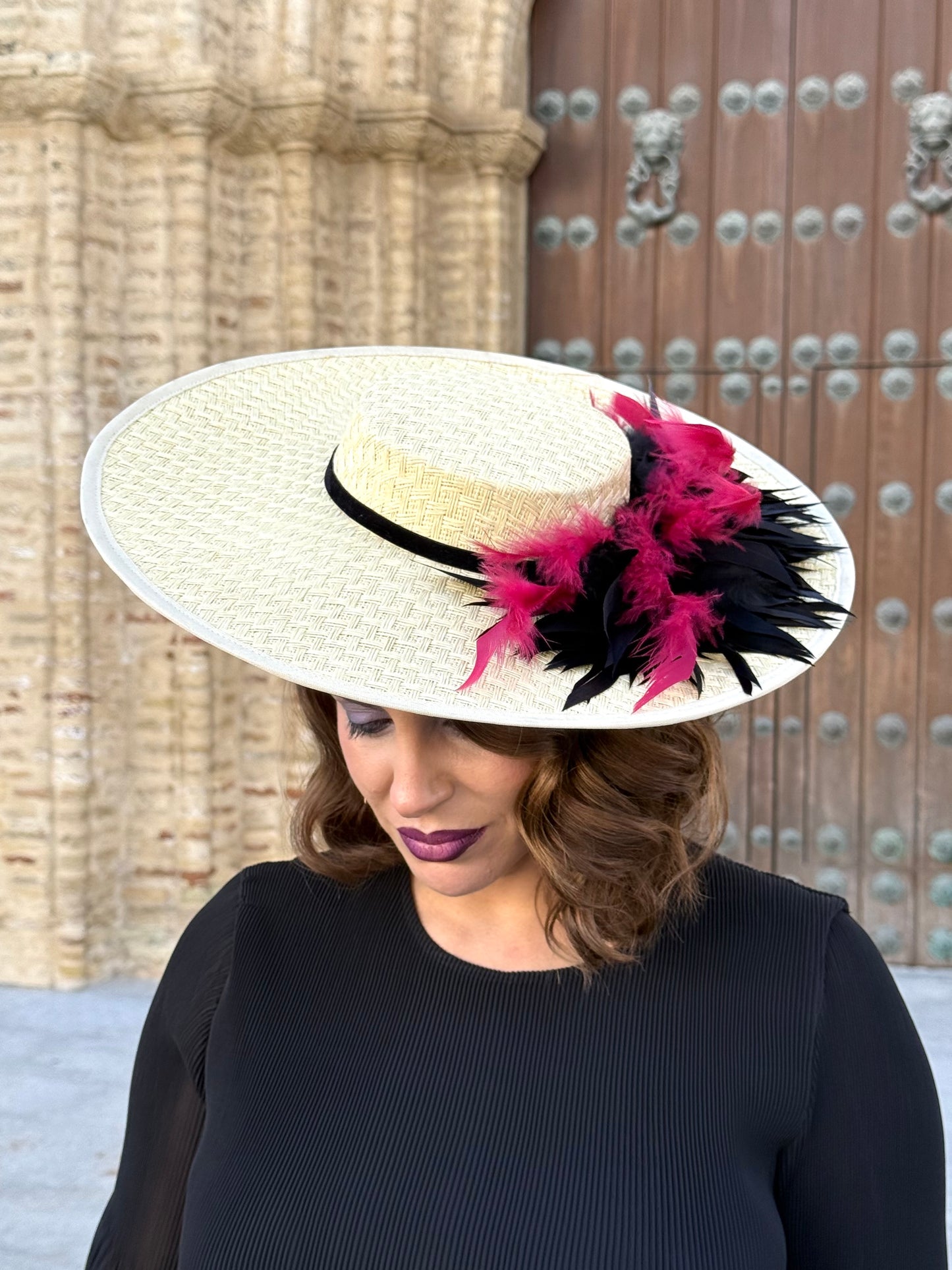 Pamela de fibra trenzada con plumas Negra y Buganvilla