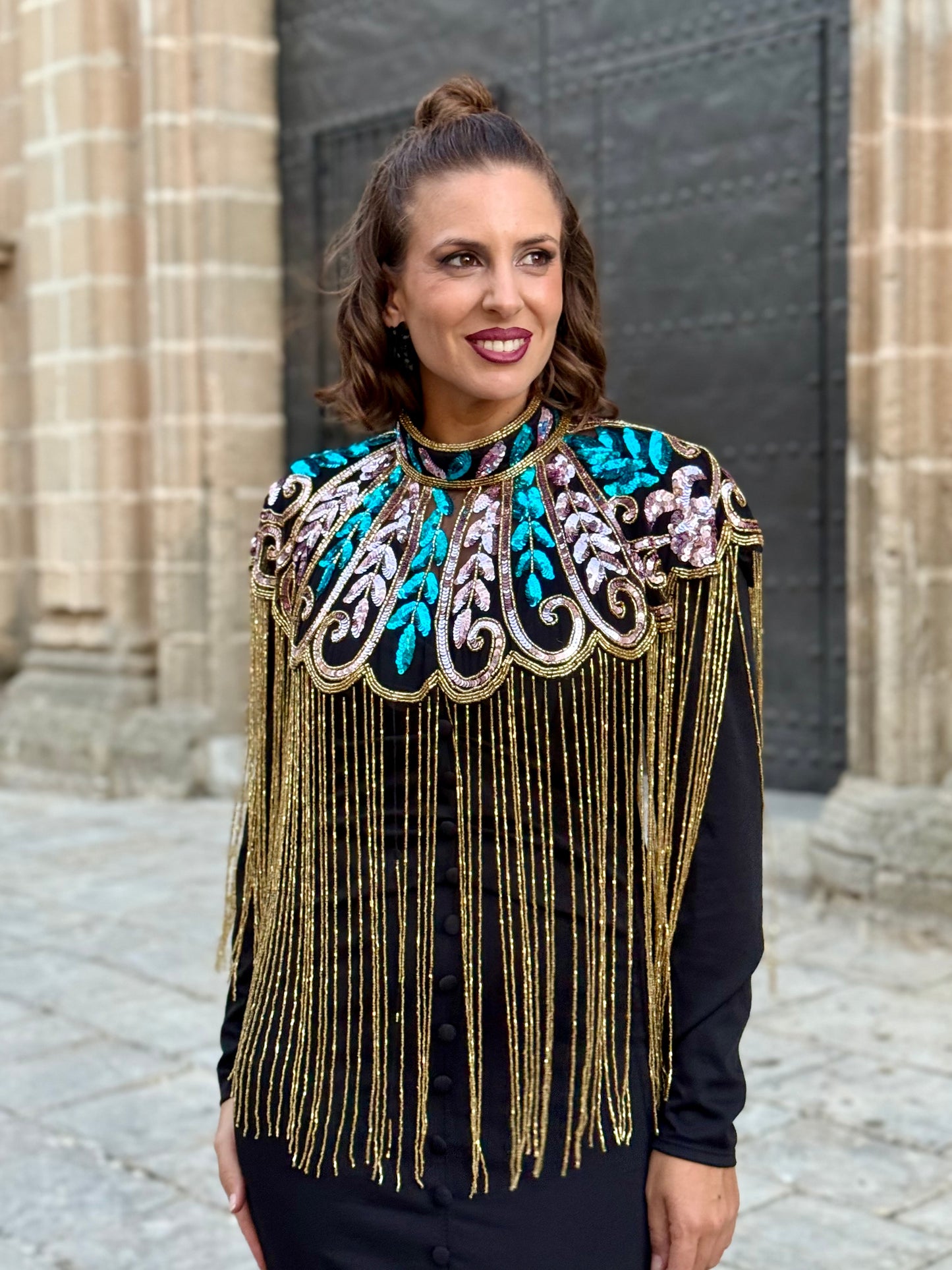 Capa de Fiesta de Pedrería Morada/Dorada