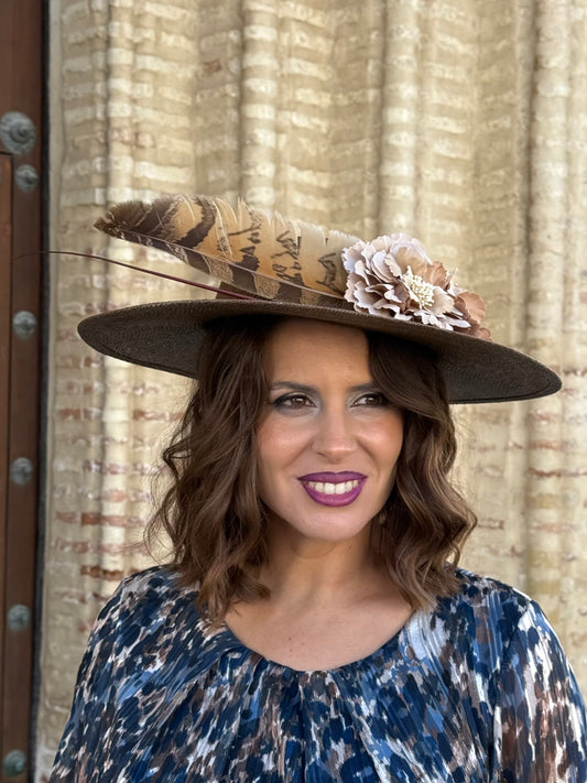 Pamela Martina marrón topo con flores beige y plumas