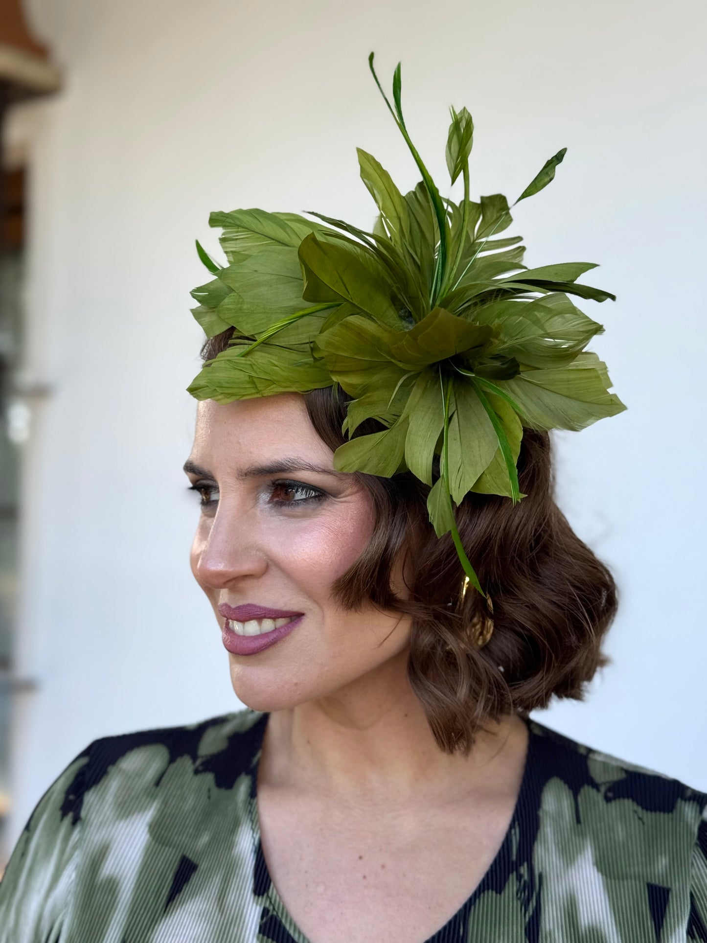 Diadema verde oliva con plumas
