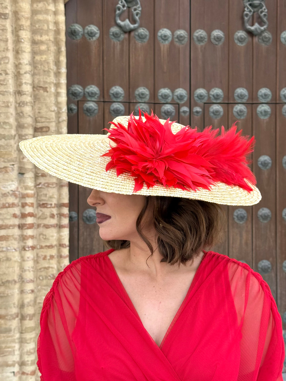 Pamela Carmesí en tono natural con plumas rojas