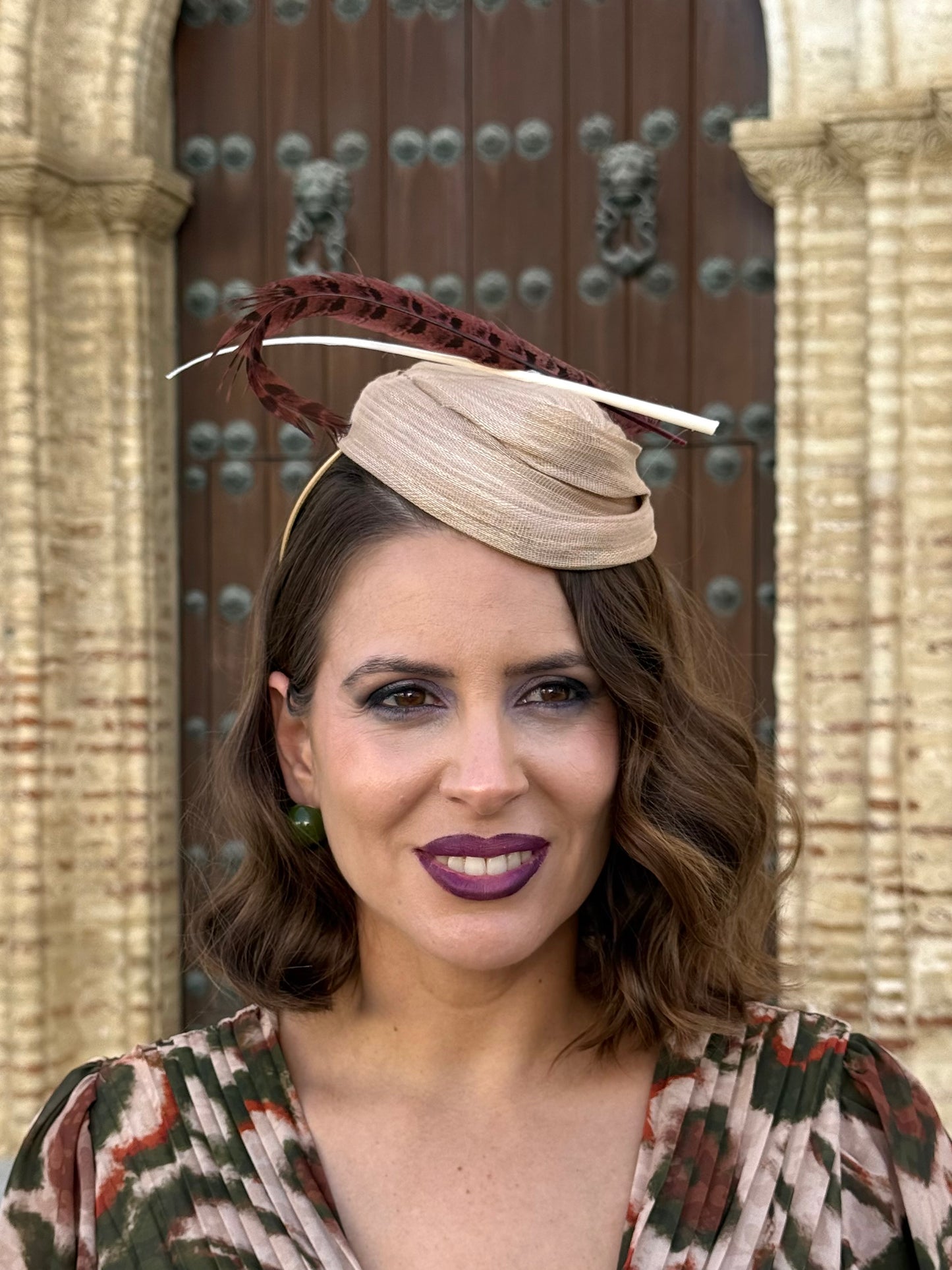 Tocado de Sinamay beige con Pluma de Faisán