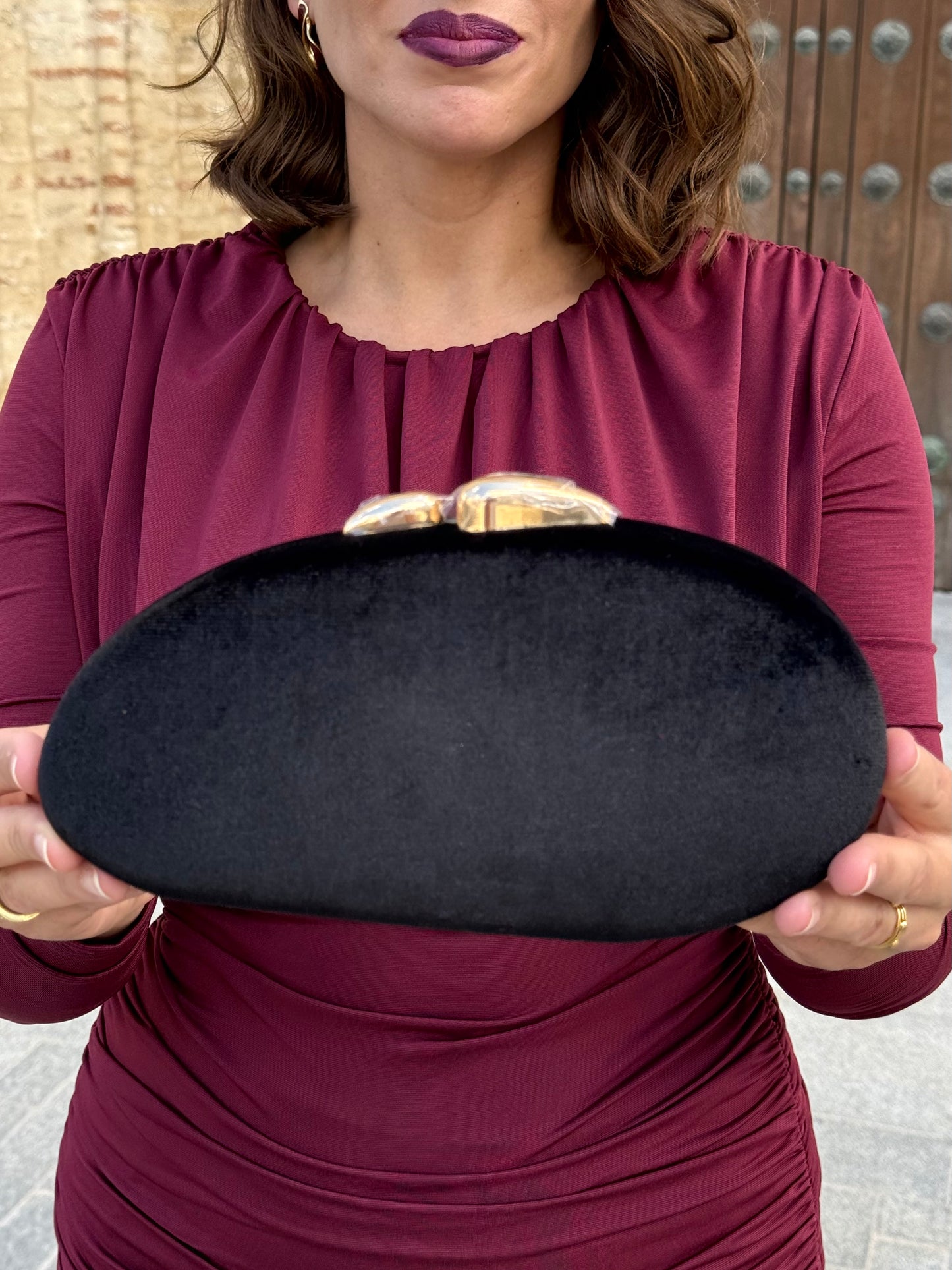 Bolso Clutch Ovalado de Terciopelo Negro