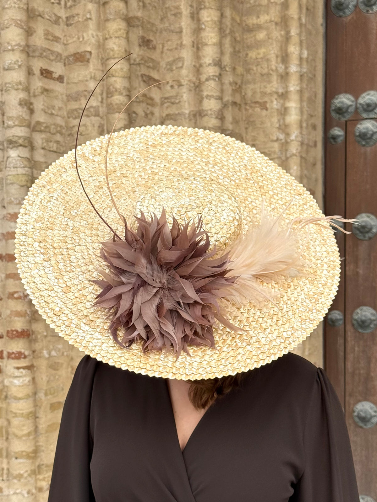 Pamela de Fiesta Avellana Natural con Plumas en Tonos Taupe y Champagne