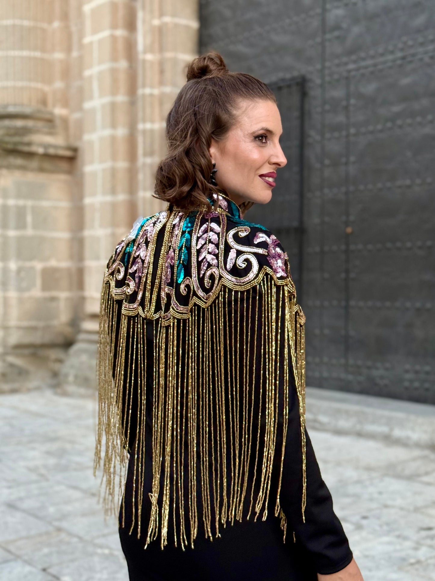 Capa de Fiesta de Pedrería Morada/Dorada