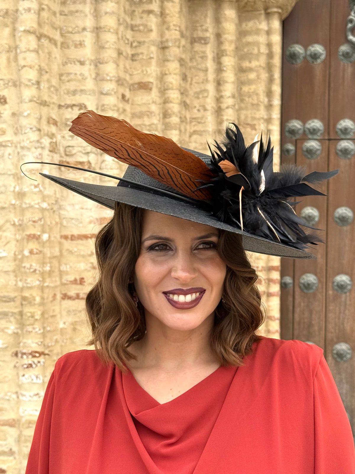Pamela de Fiesta Alborán con Plumas Negras y Teja