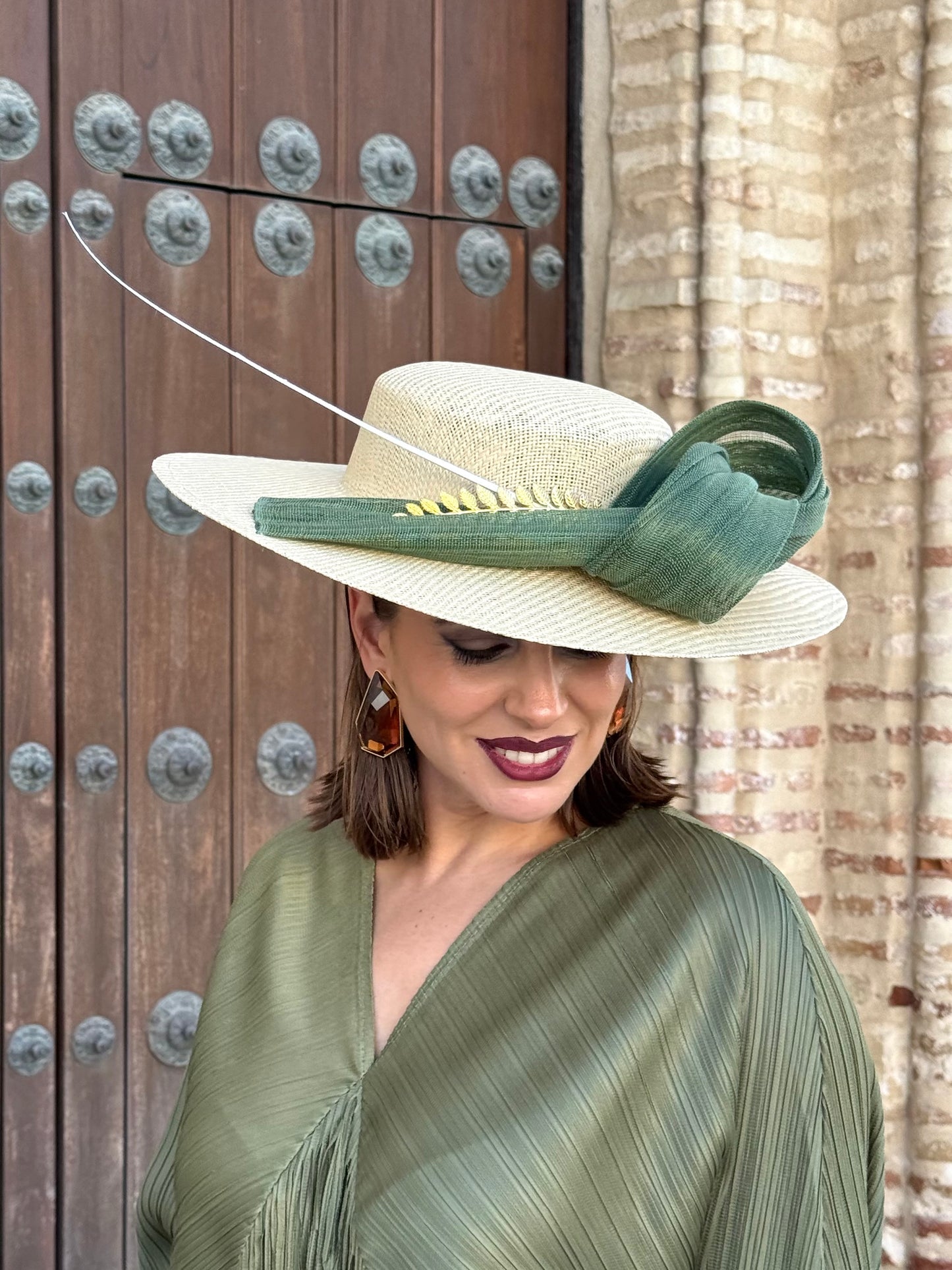 Pamela de invitada con lazada verde