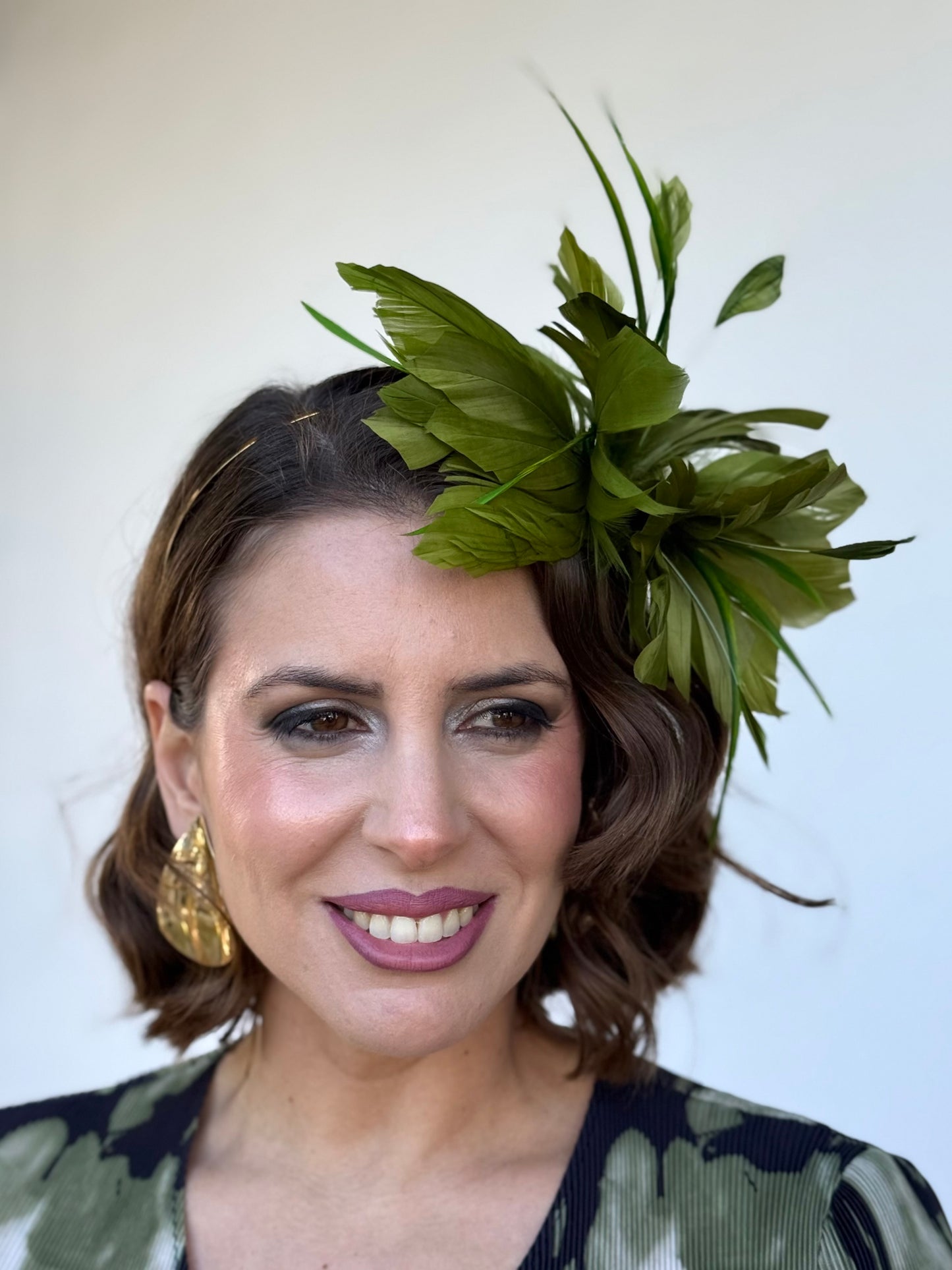 Diadema verde oliva con plumas