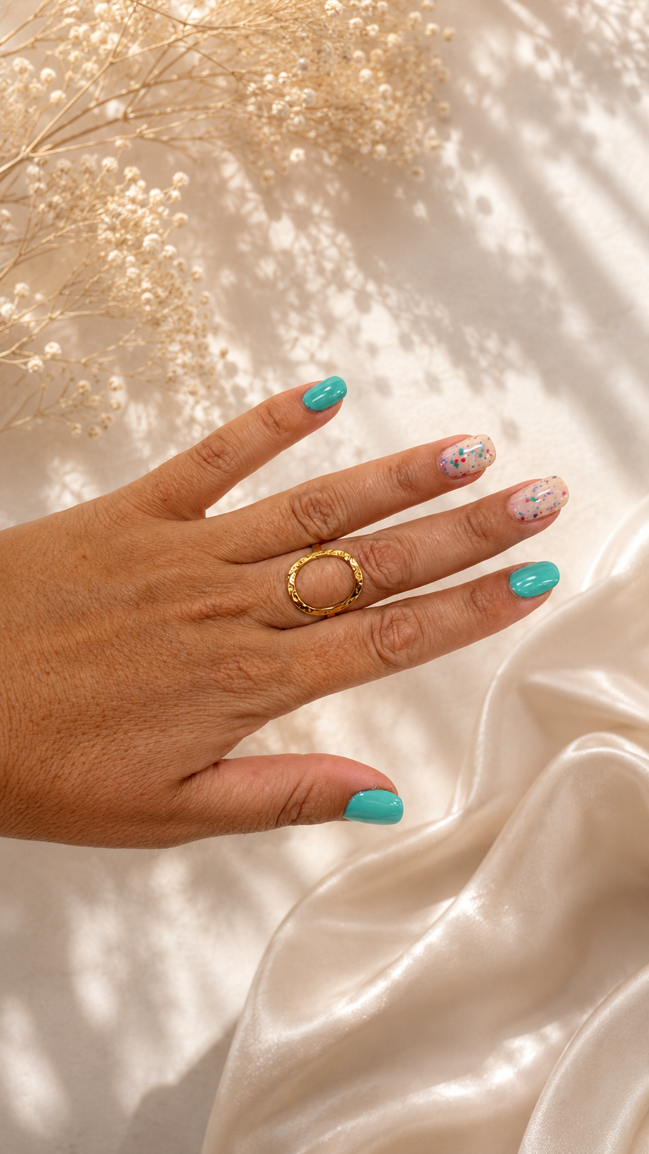Anillo dorado círculo minimalista