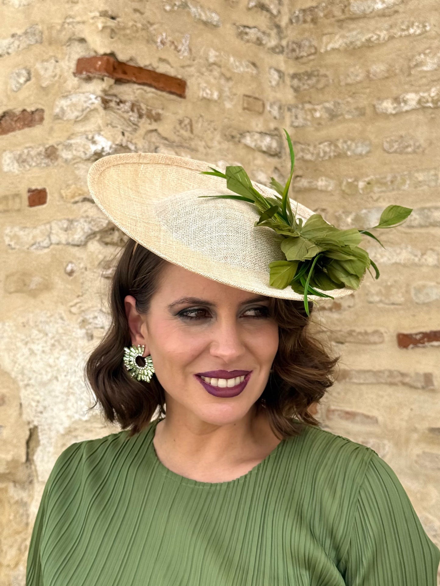 Tocado de Sinamay Natural con Plumas Verdes