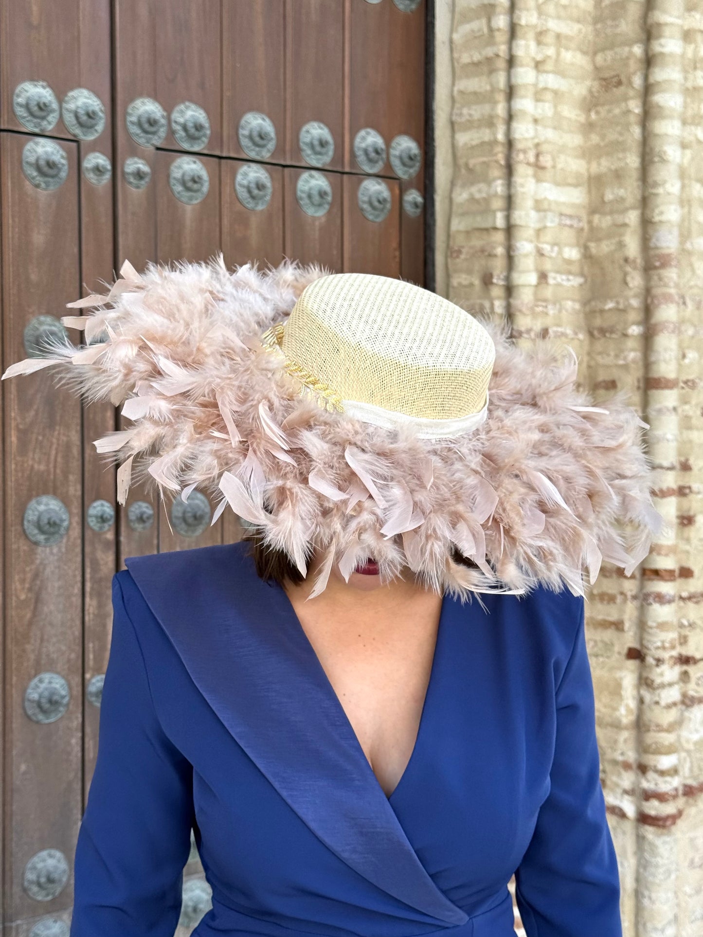 Pamela de invitada con plumas beige/Nude