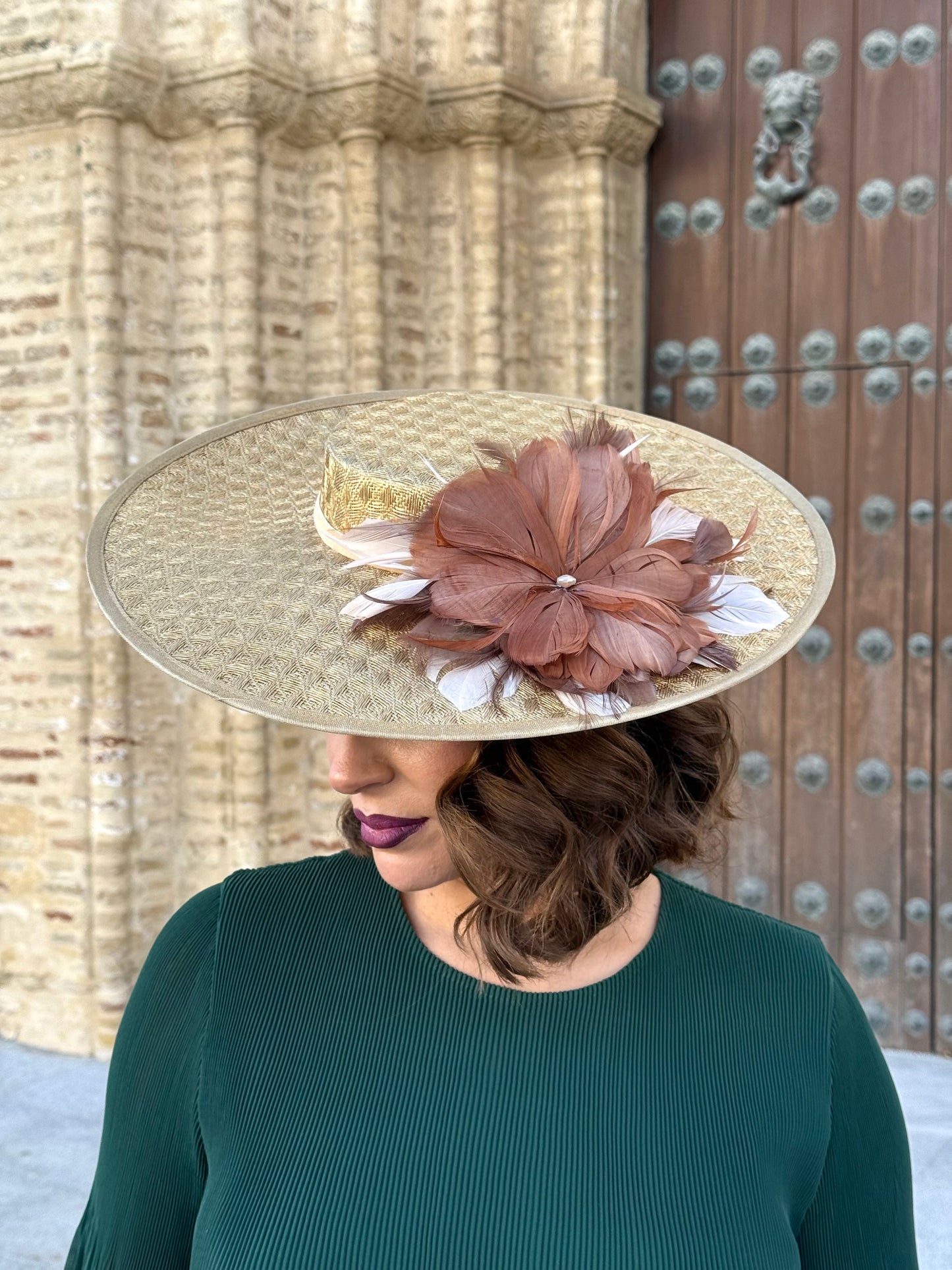 Pamela de fibra trenzada con flores de plumas