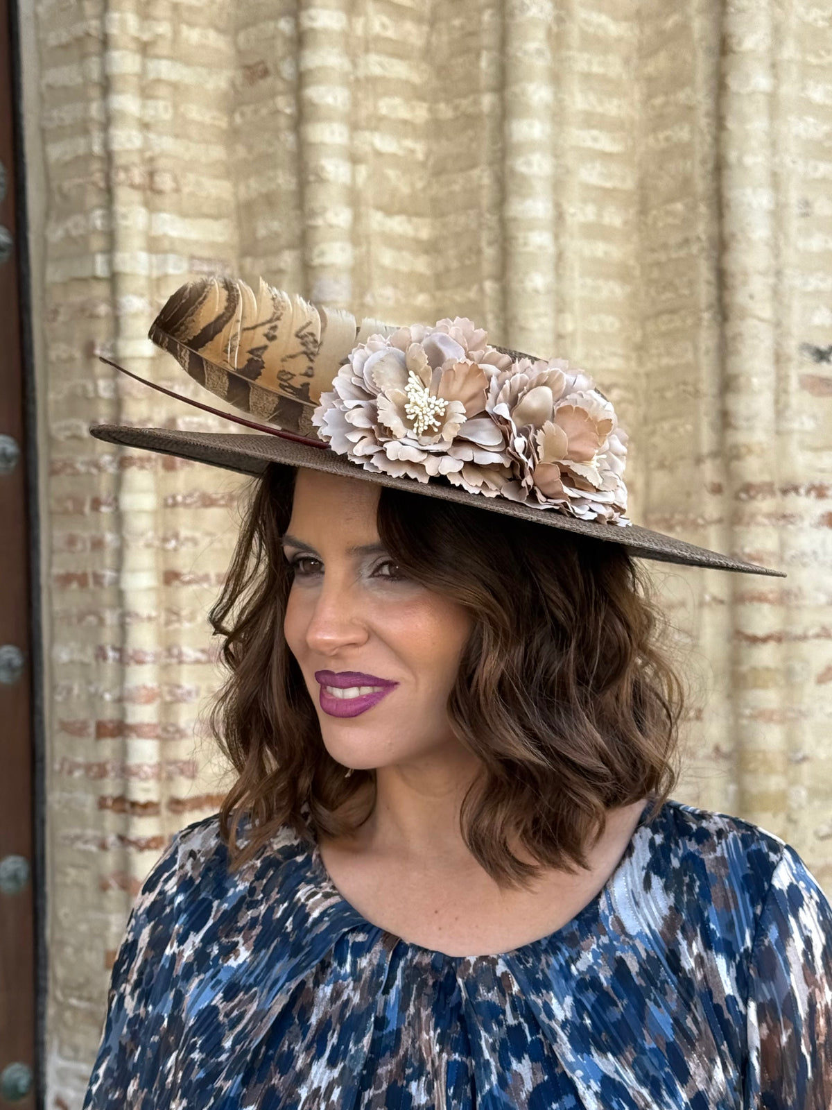 Pamela Martina marrón topo con flores beige y plumas