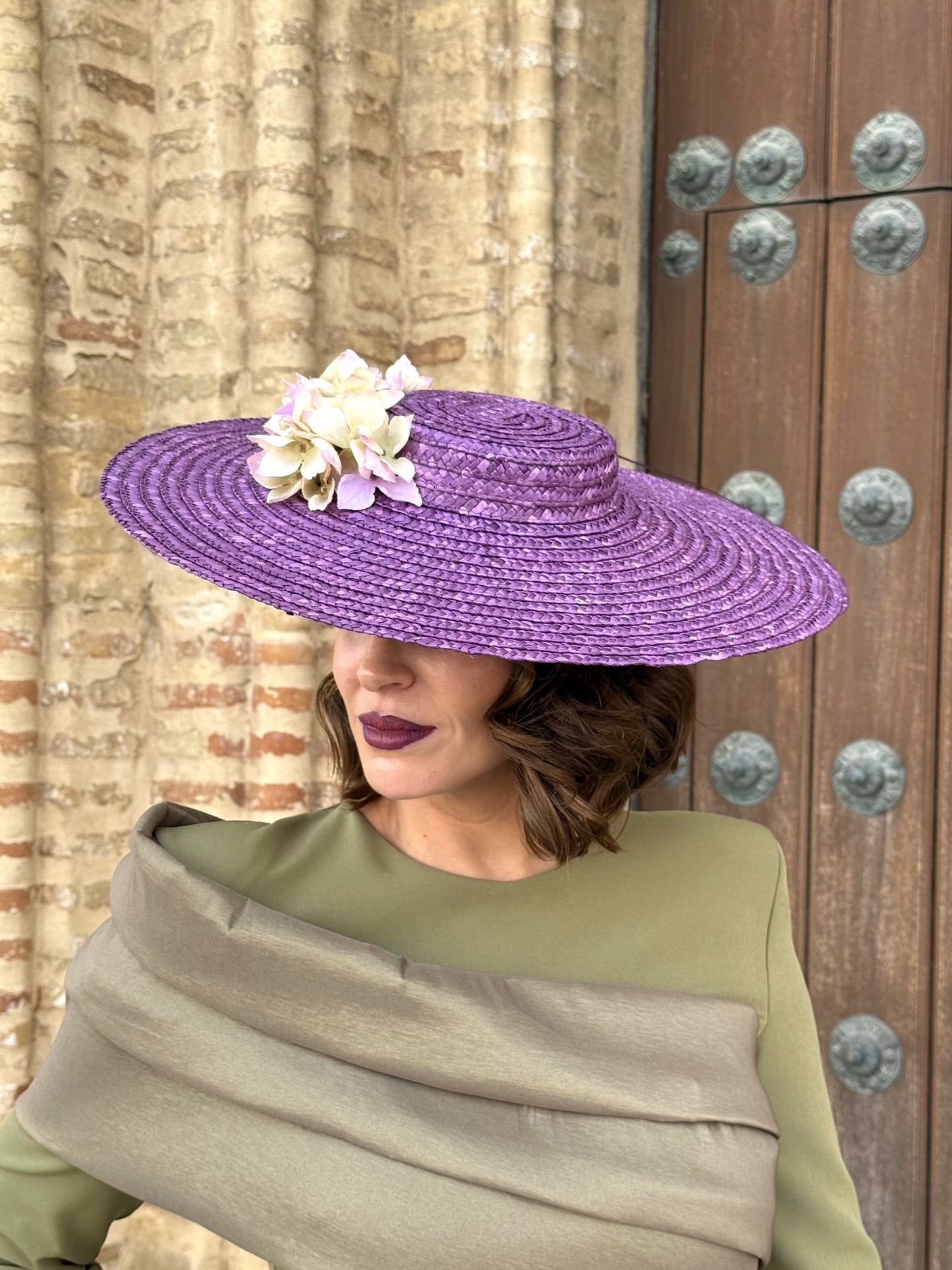 Pamela de rafia morada con flores
