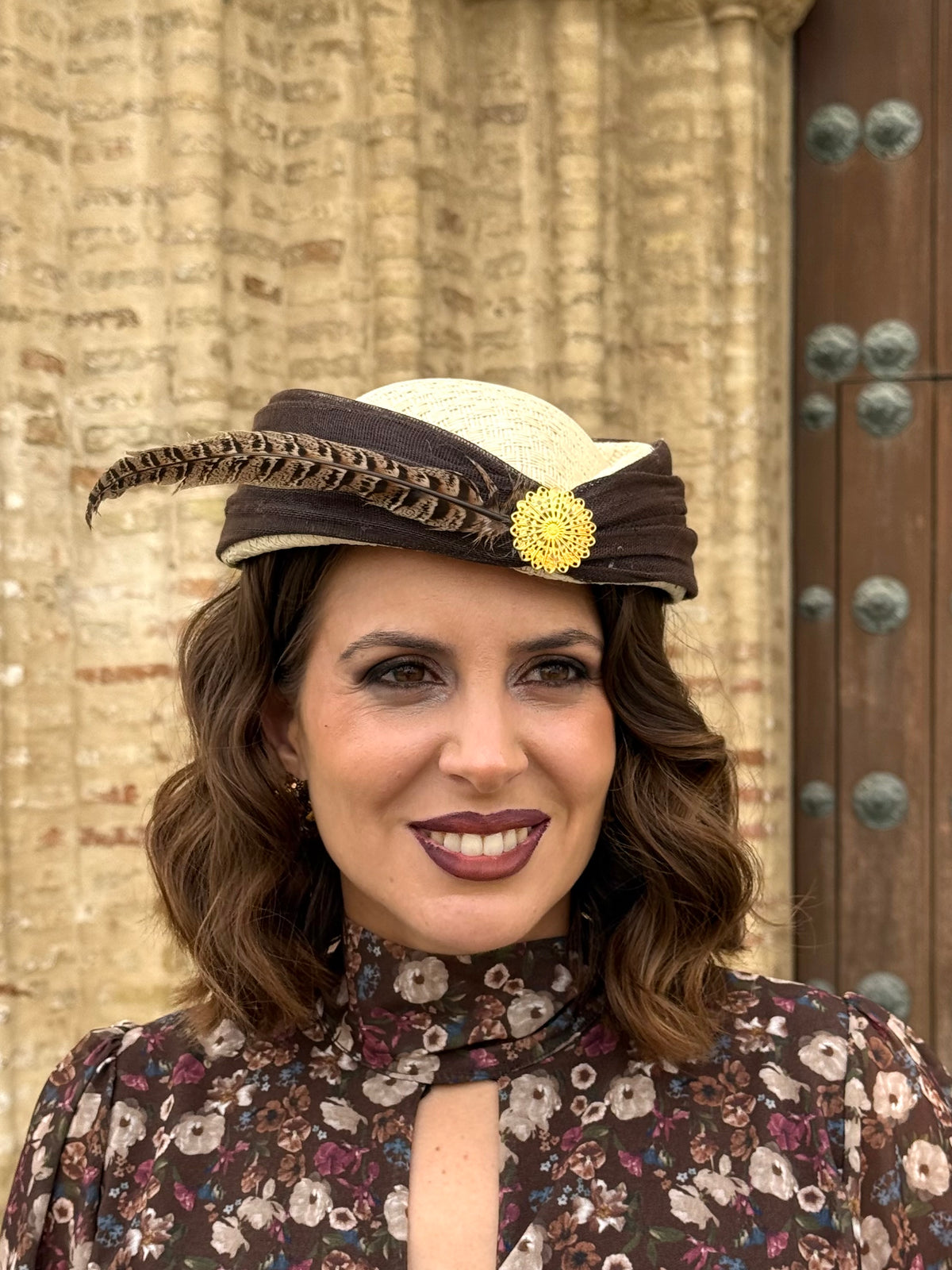 Tocado de Fiesta Carlota en Marfil y Chocolate con Pluma y Adorno Dorado