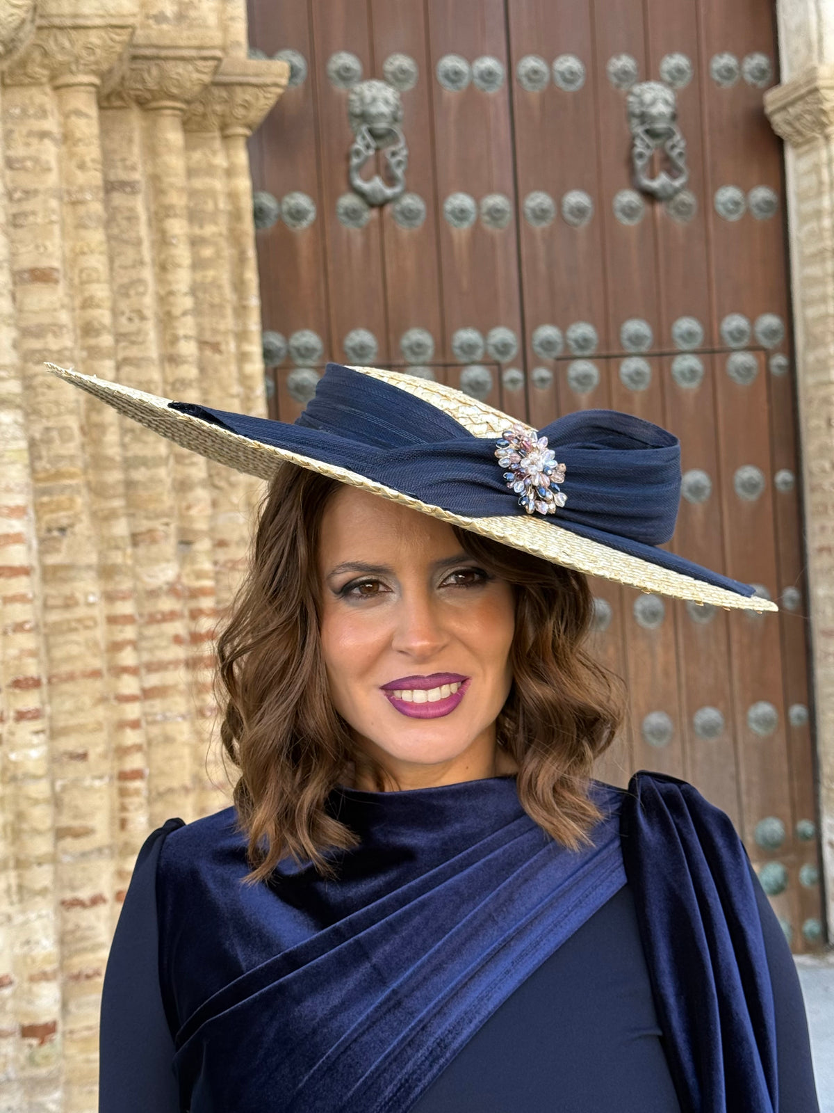 Pamela Alejandría natural con lazo azul marino y pedrería