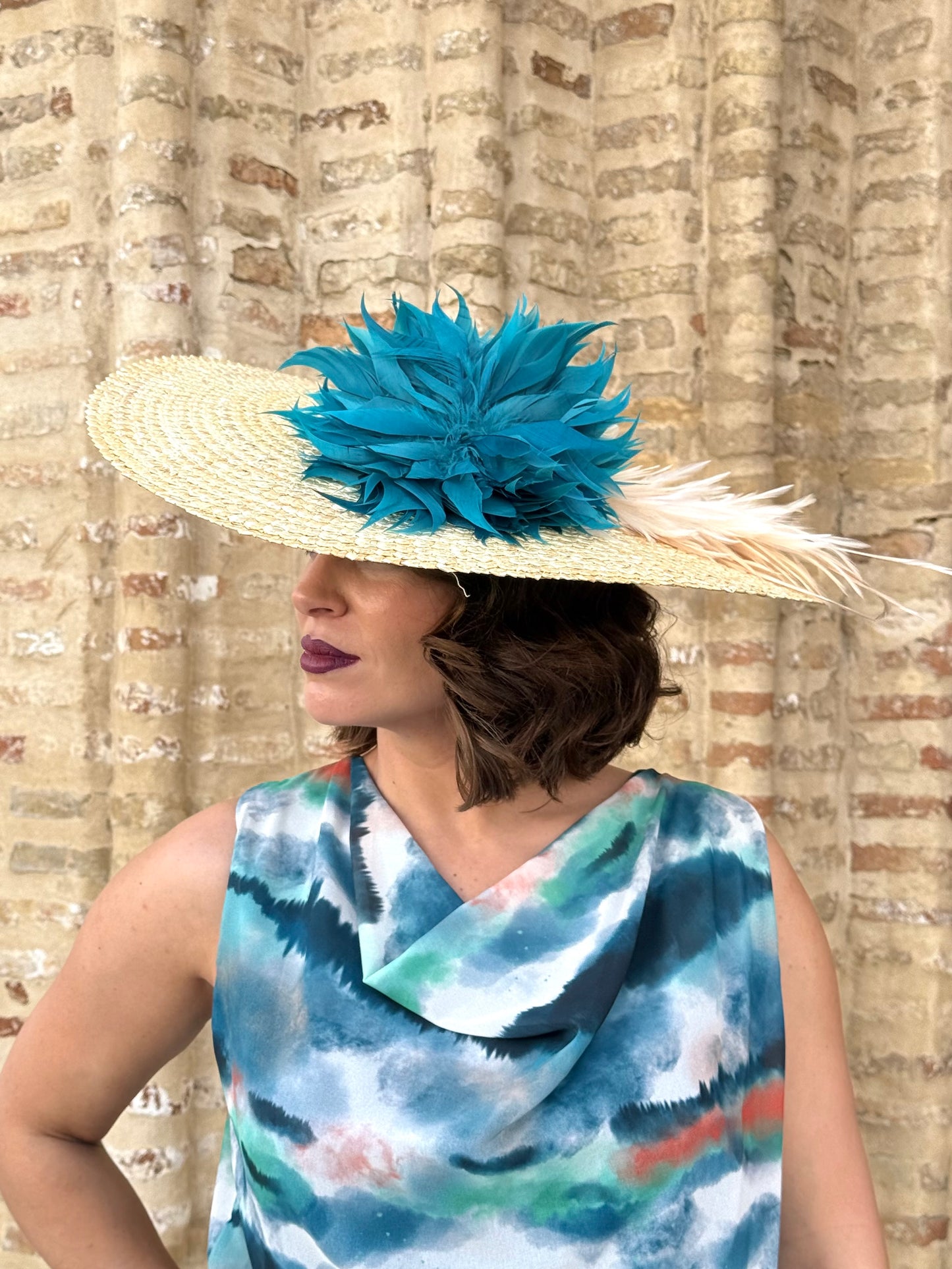 Pamela natural con flor turquesa y plumas