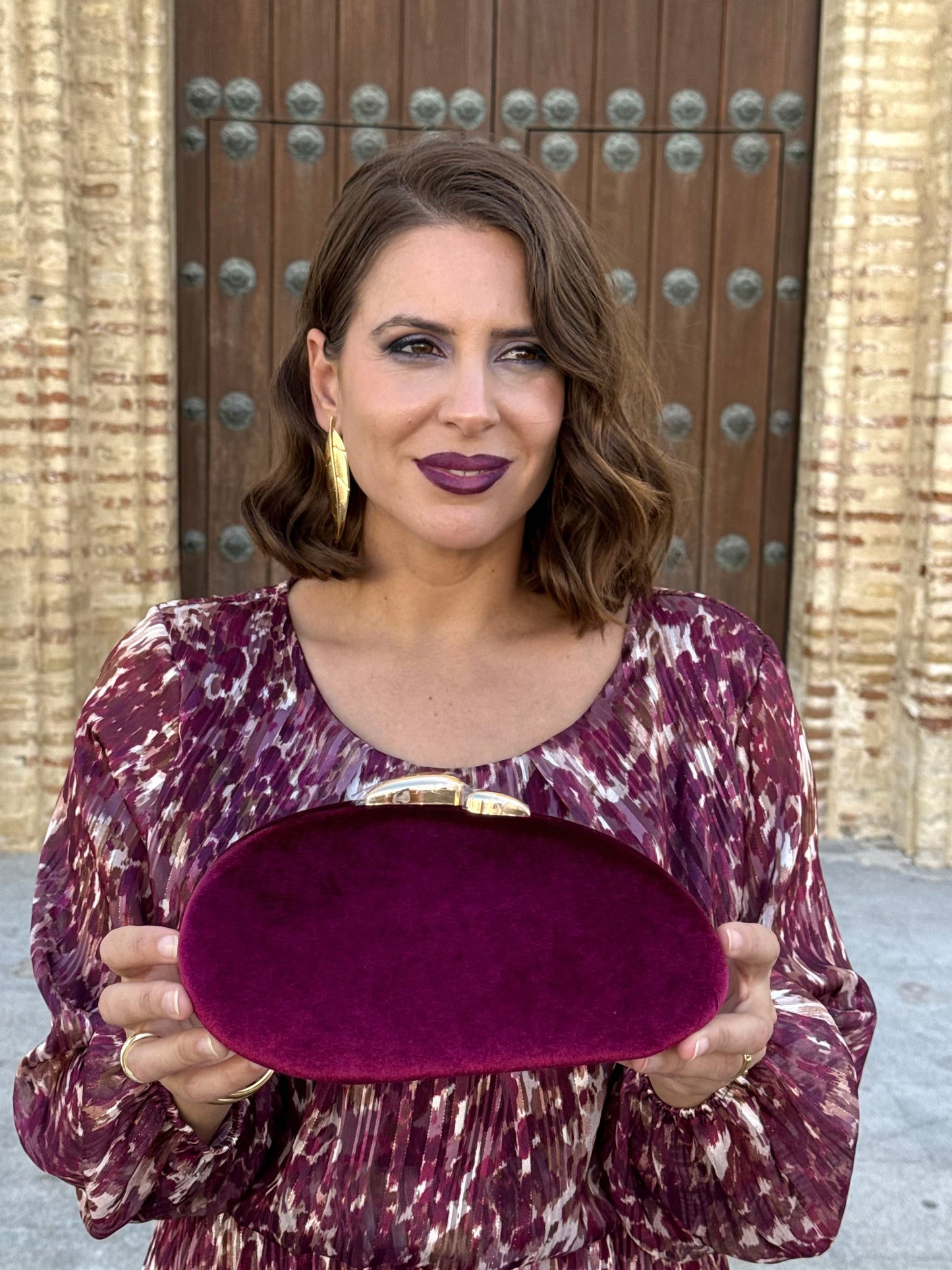 Bolso Clutch Ovalado de Terciopelo Burdeos