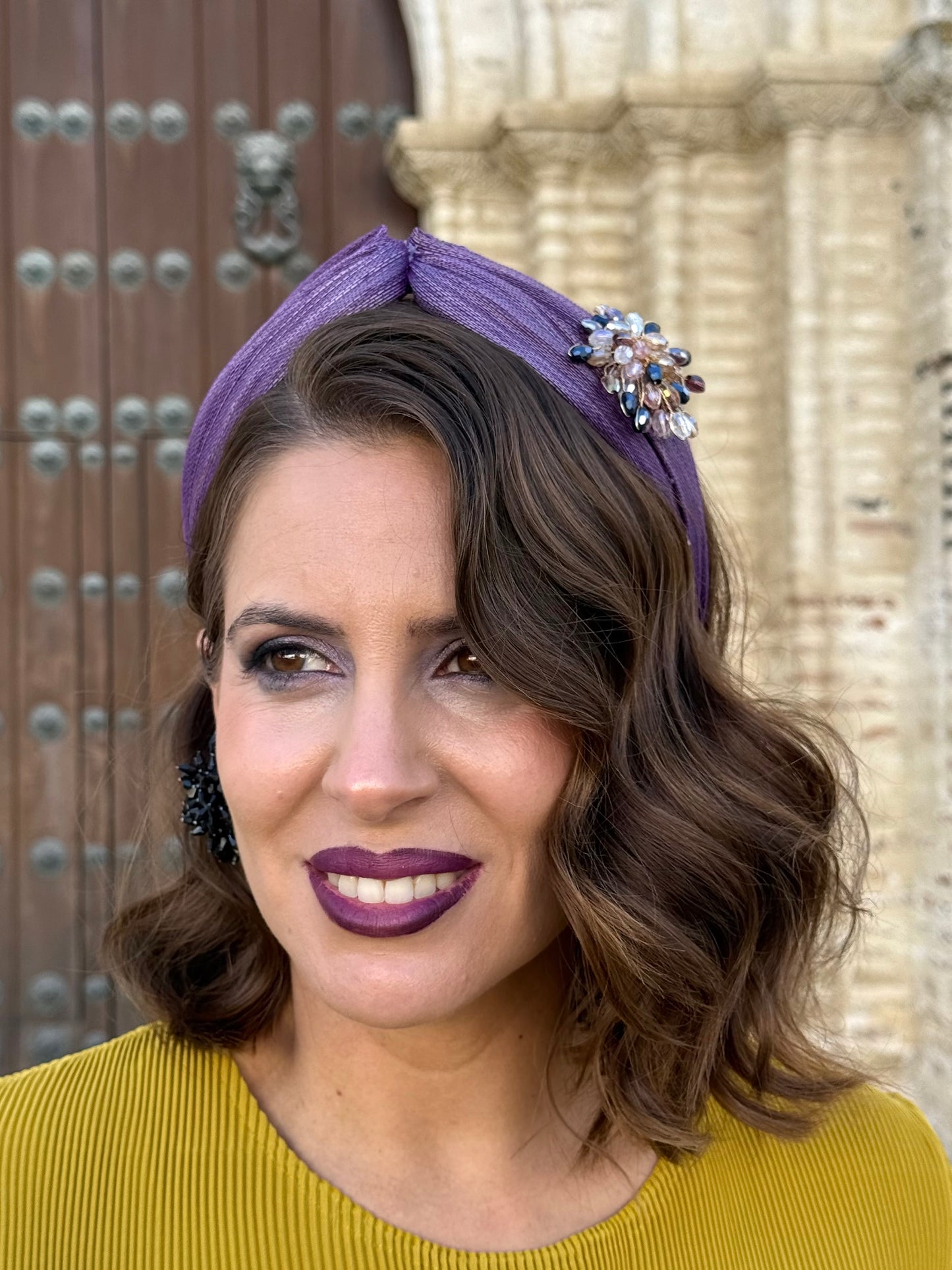 Diadema de sinamay con pedrería Morado