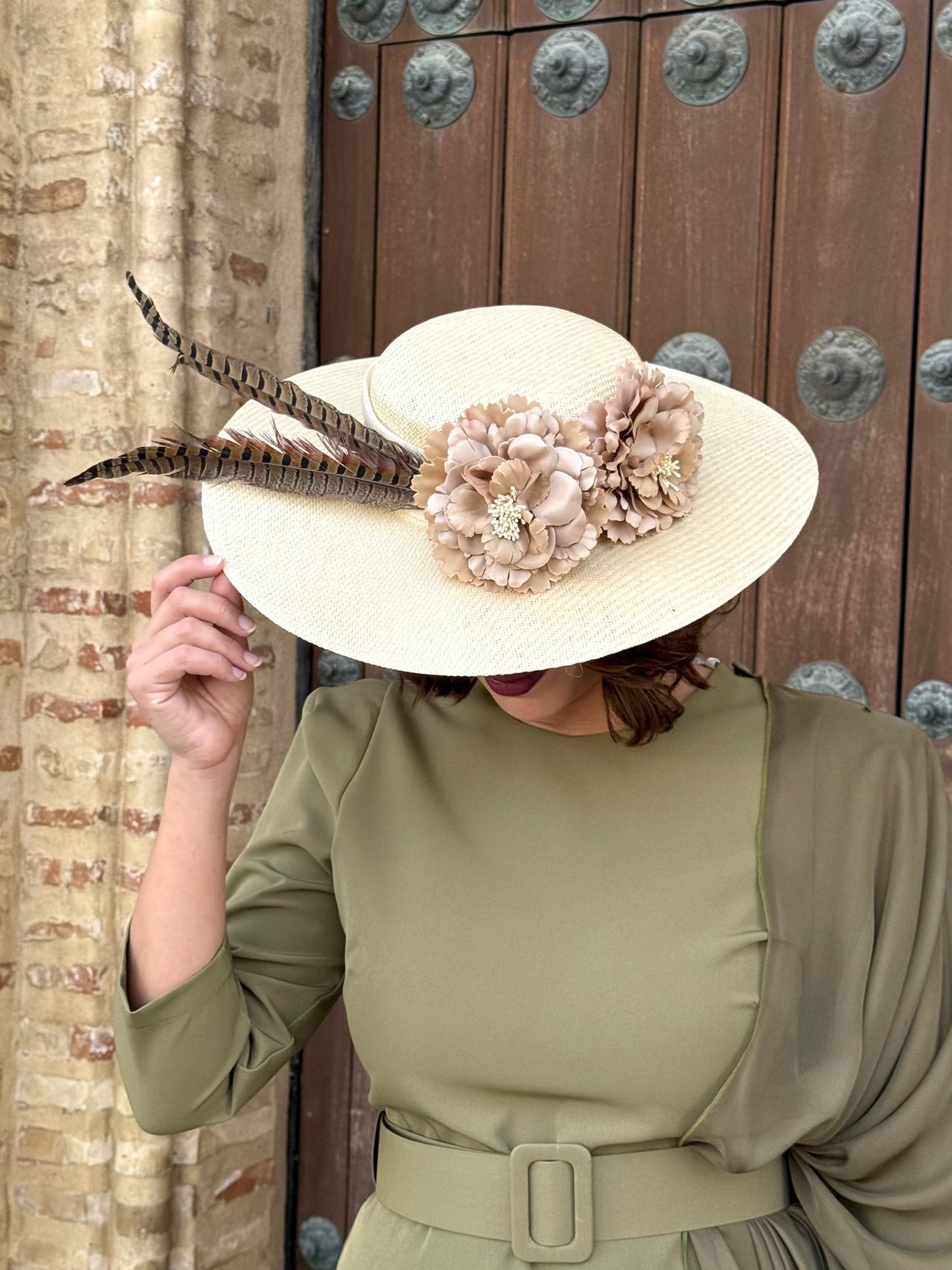 Pamela de Sinamay Natural con Flores y Plumas Faisán