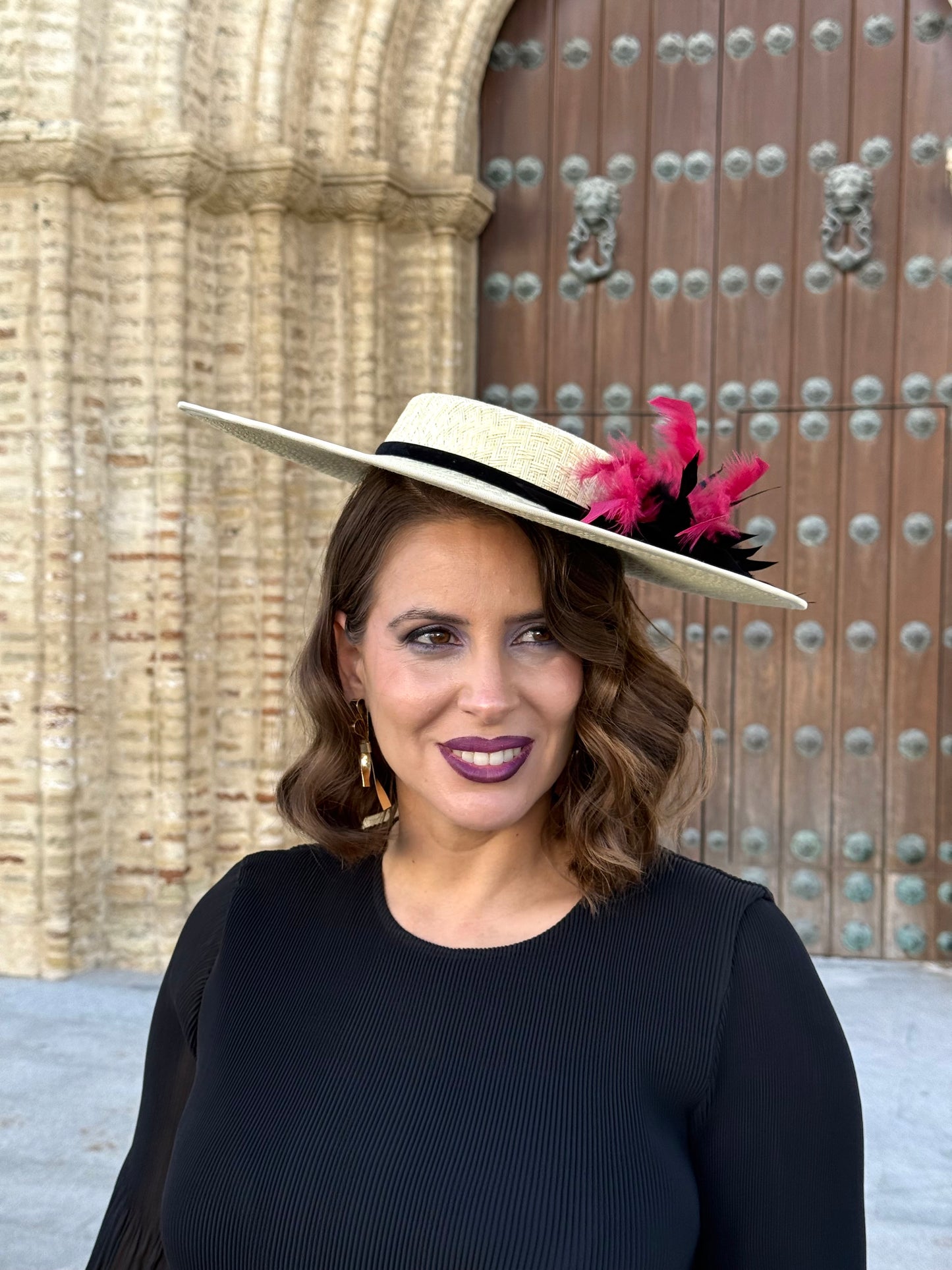 Pamela de fibra trenzada con plumas Negra y Buganvilla