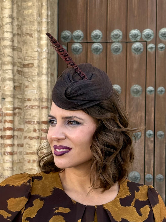 Tocado con pluma y detalle drapeado